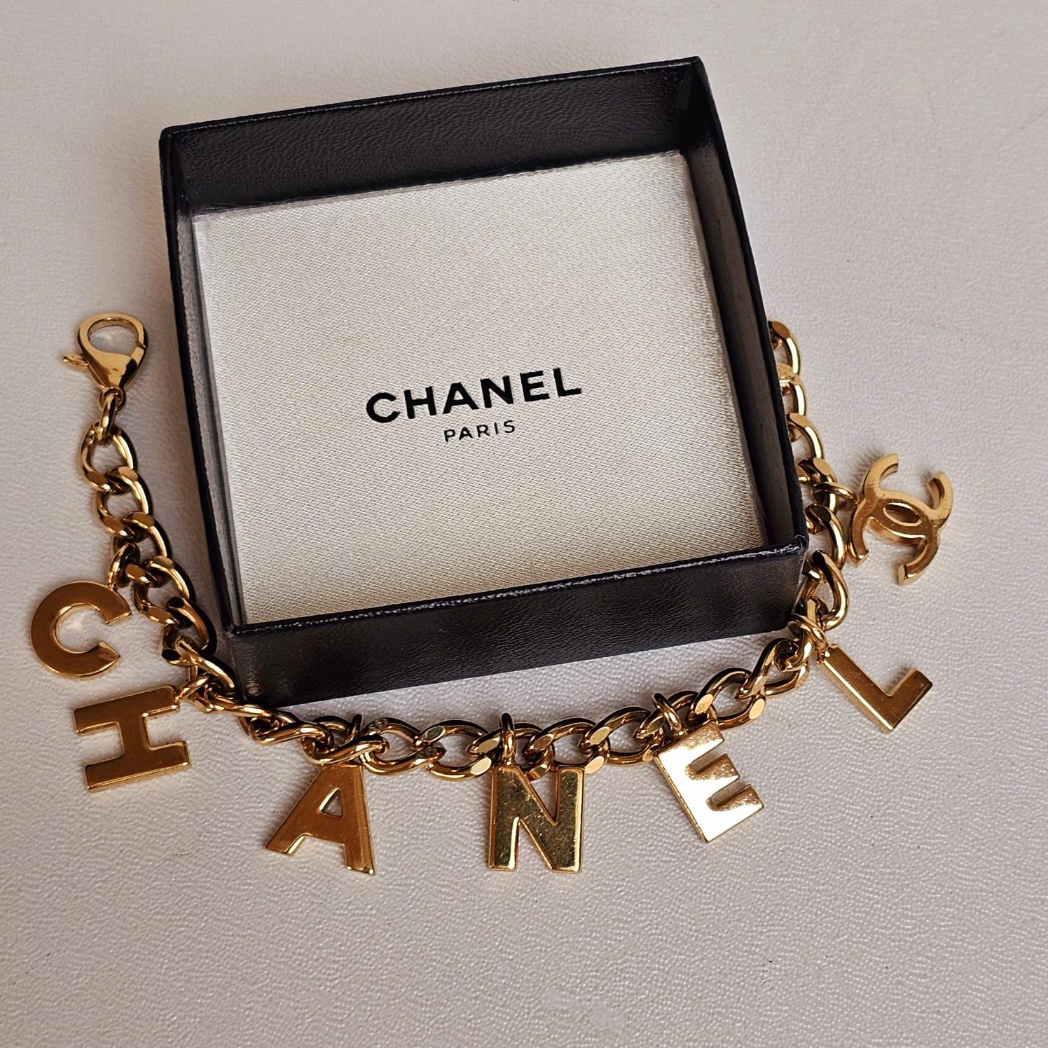 Chanel Gold Logo-Charm-Kette-Armband Damen im Angebot
