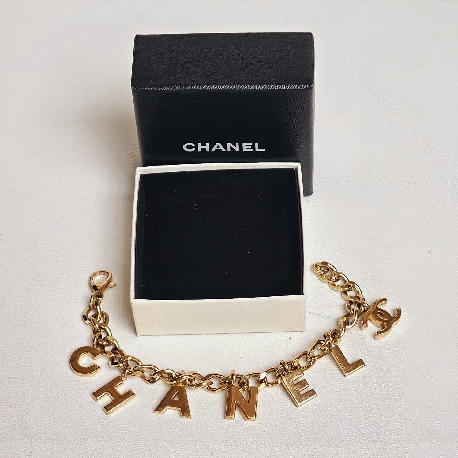 Chanel Gold Logo-Charm-Kette-Armband im Angebot 2