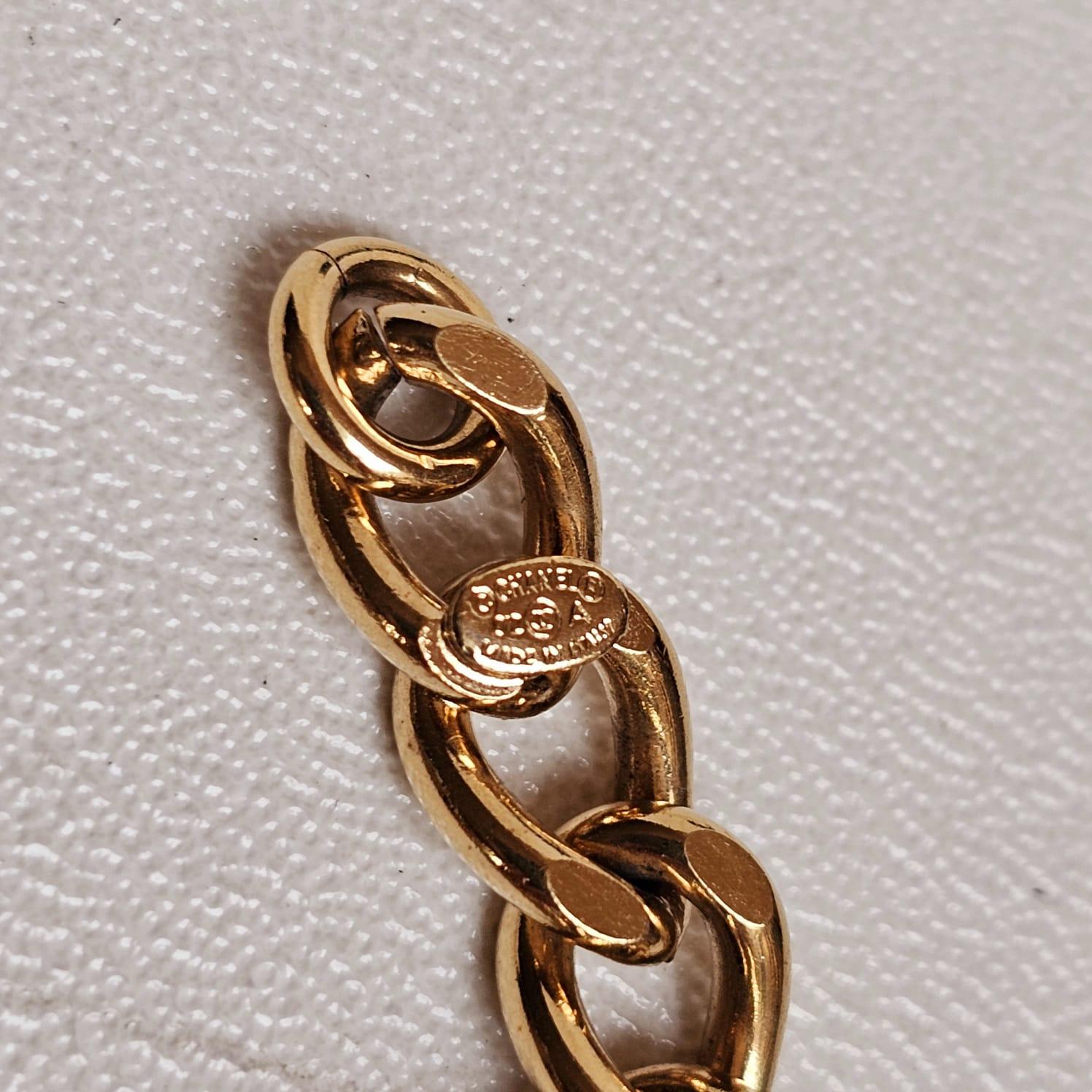 Chanel Bracelet à breloques logo en or en vente 3