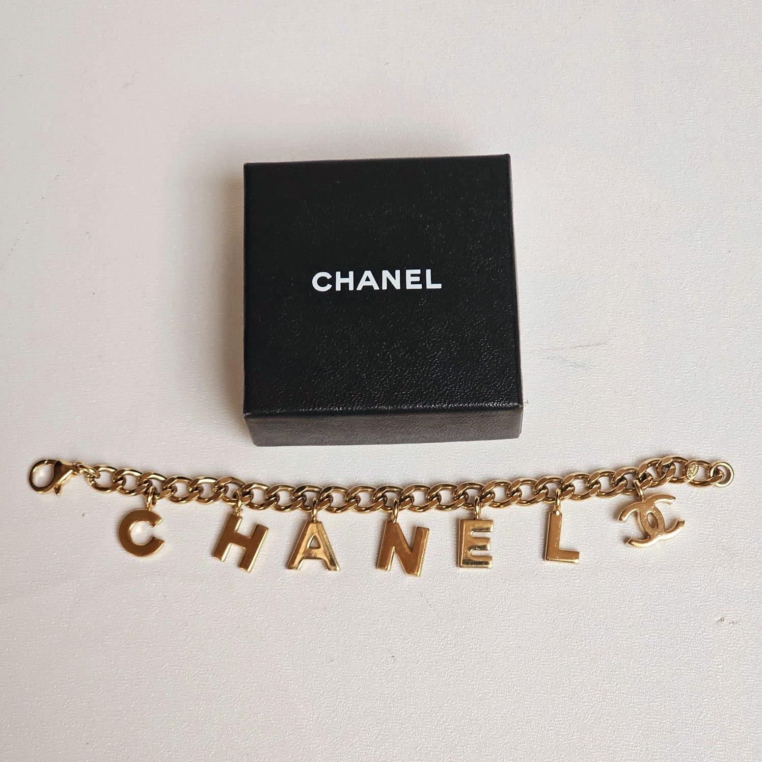 Chanel Gold Logo-Charm-Kette-Armband im Angebot 4