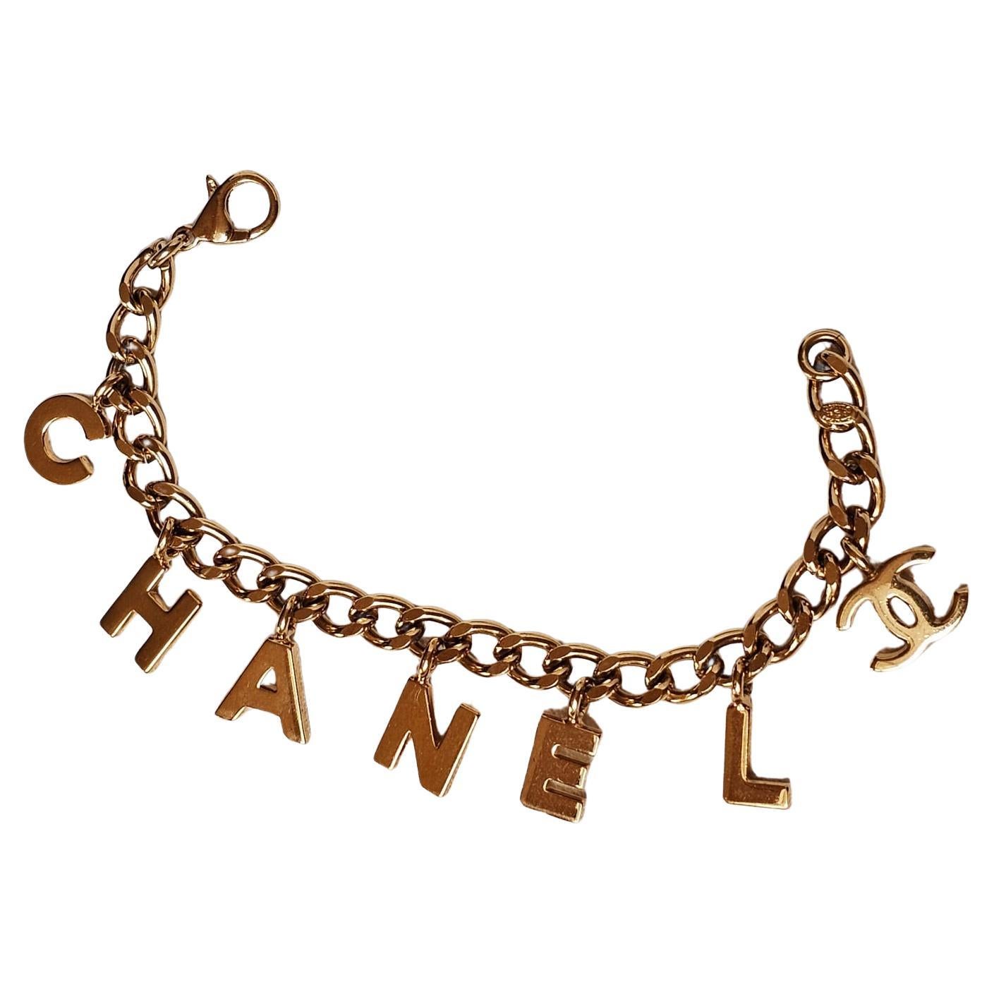 Chanel Gold Logo-Charm-Kette-Armband im Angebot