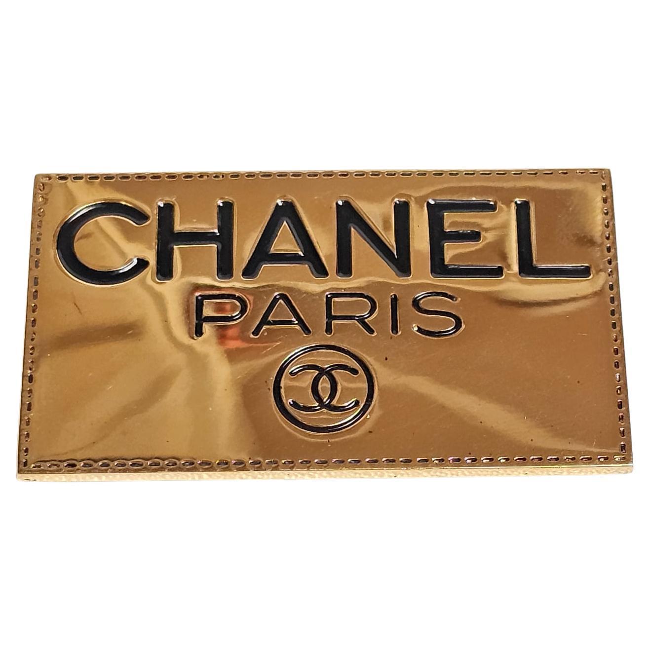 Chanel Gold Logo-Plakette-Brosche mit Logo im Angebot