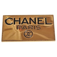 Chanel Gold Logo-Plakette-Brosche mit Logo