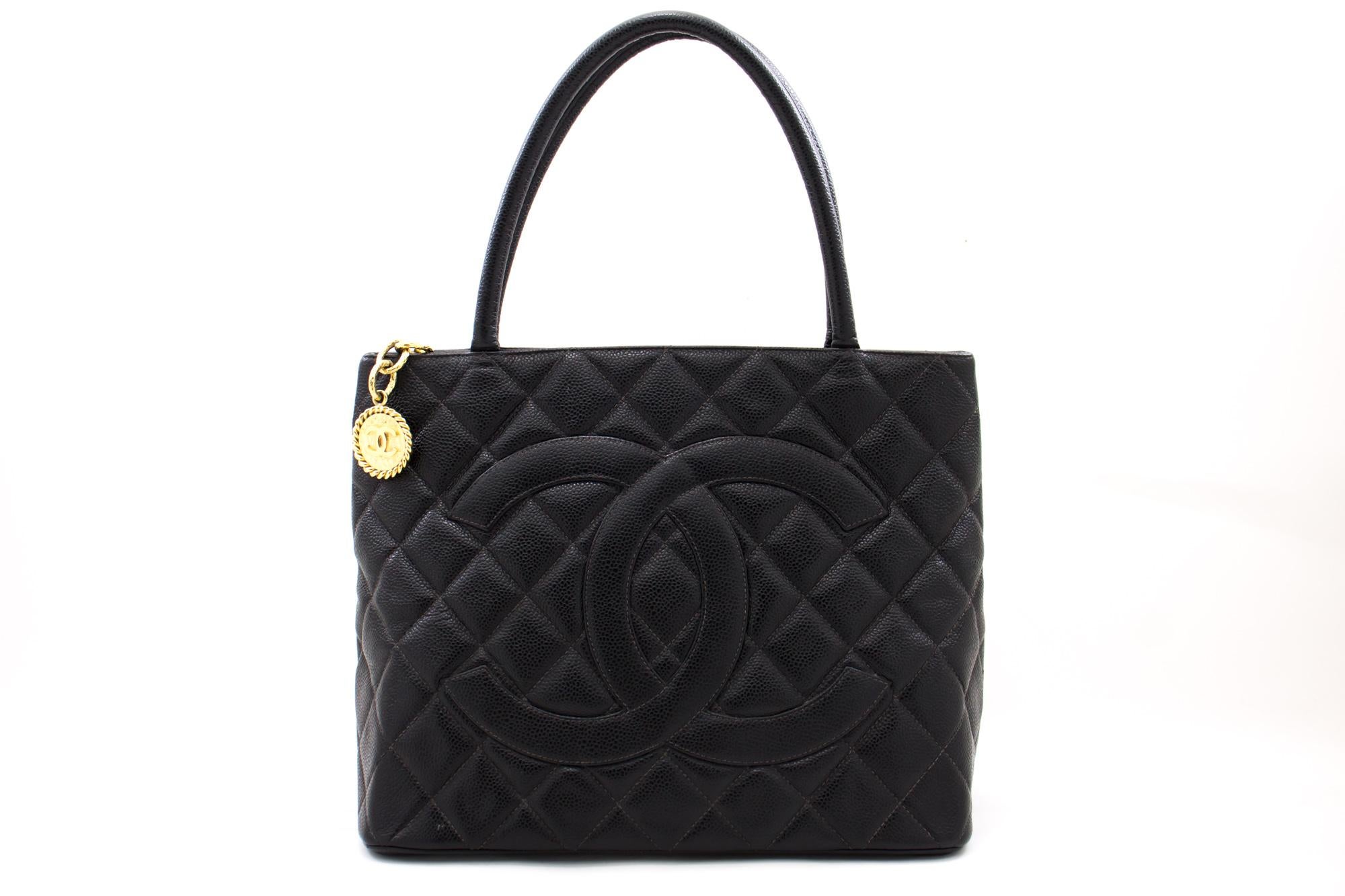 An authentic CHANEL Gold Medallion Caviar Shoulder Bag Grand Shop Tote Black. The color is Black. The outside material is Leather. The pattern is Solid. This item is Contemporary. The year of manufacture would be 2 0 0 2 .
Conditions &