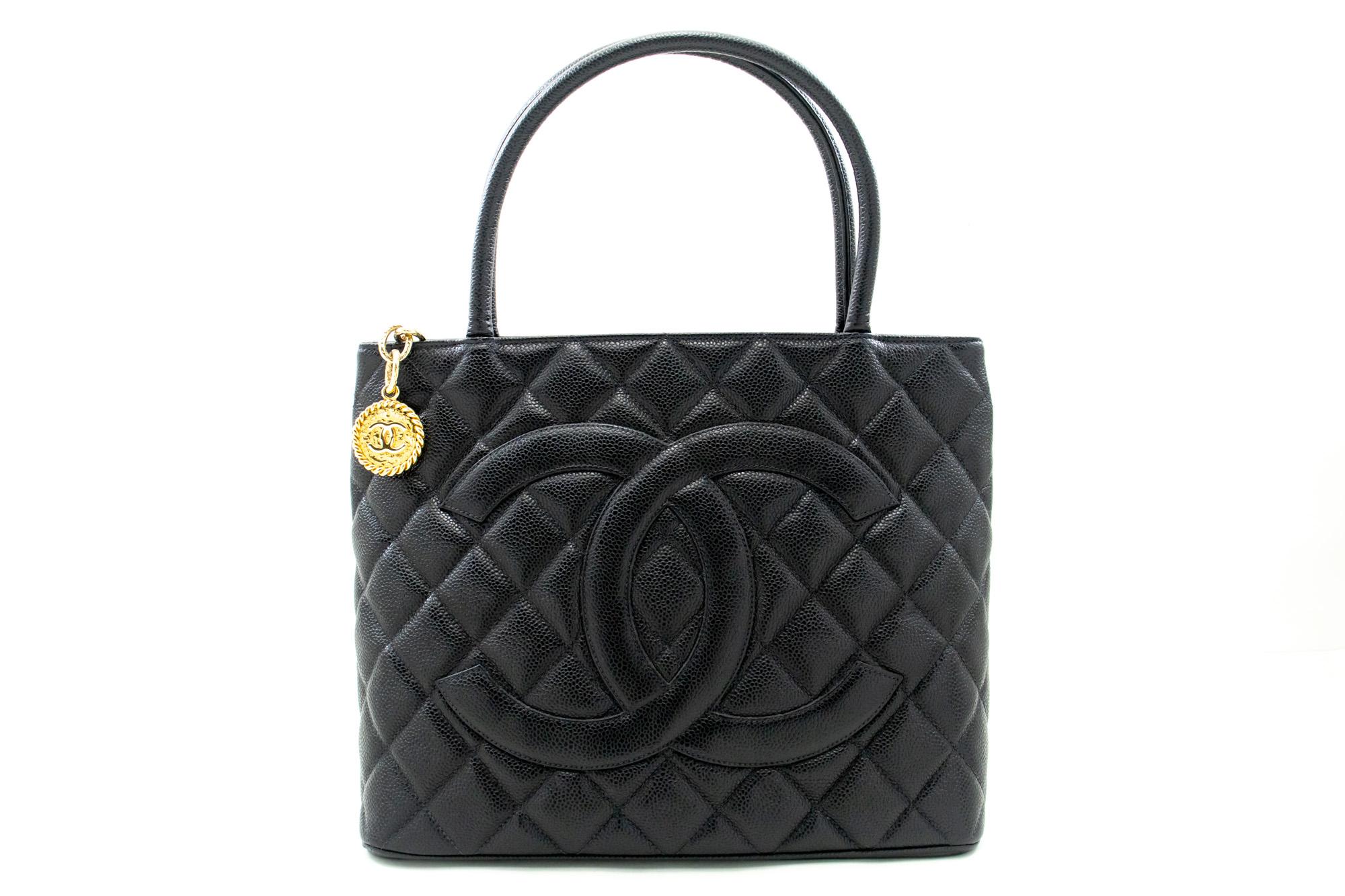 An authentic CHANEL Gold Medallion Caviar Shoulder Bag Grand Shopping Tote. The color is Black. The outside material is Leather. The pattern is Solid. This item is Vintage / Classic. The year of manufacture would be 2 0 0 2 .
Conditions &