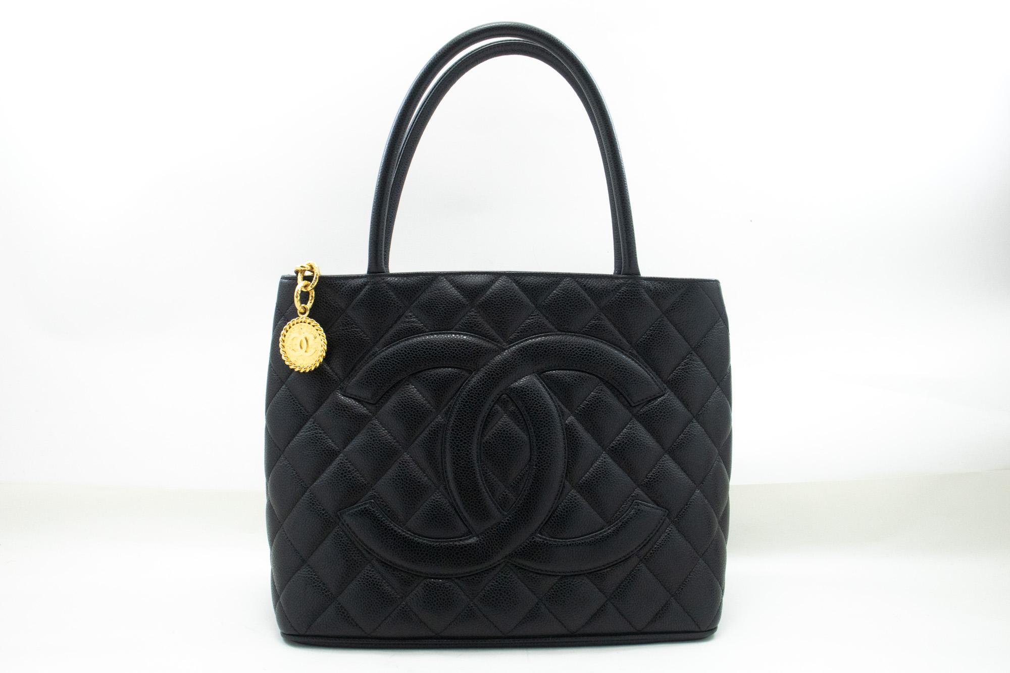 An authentic CHANEL Gold Medallion Caviar Shoulder Bag Grand Shopping Tote. The color is Black. The outside material is Leather. The pattern is Solid. This item is Vintage / Classic. The year of manufacture would be 2000-2 0 0 2 .
Conditions &