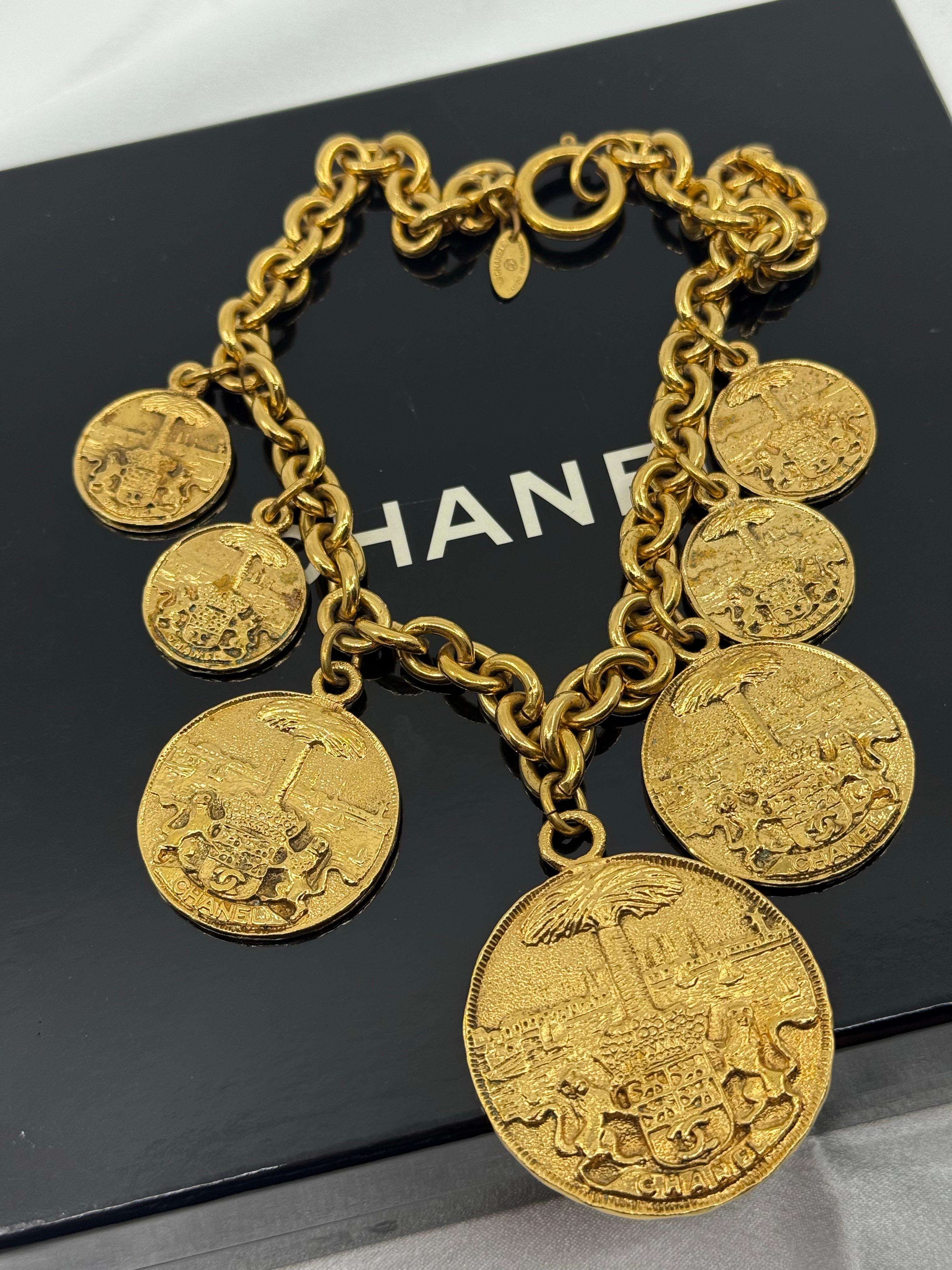 Chanel Gold Medallion Coat of Arms Crest Lion Necklace en Bueno estado para la venta en Bellevue, WA