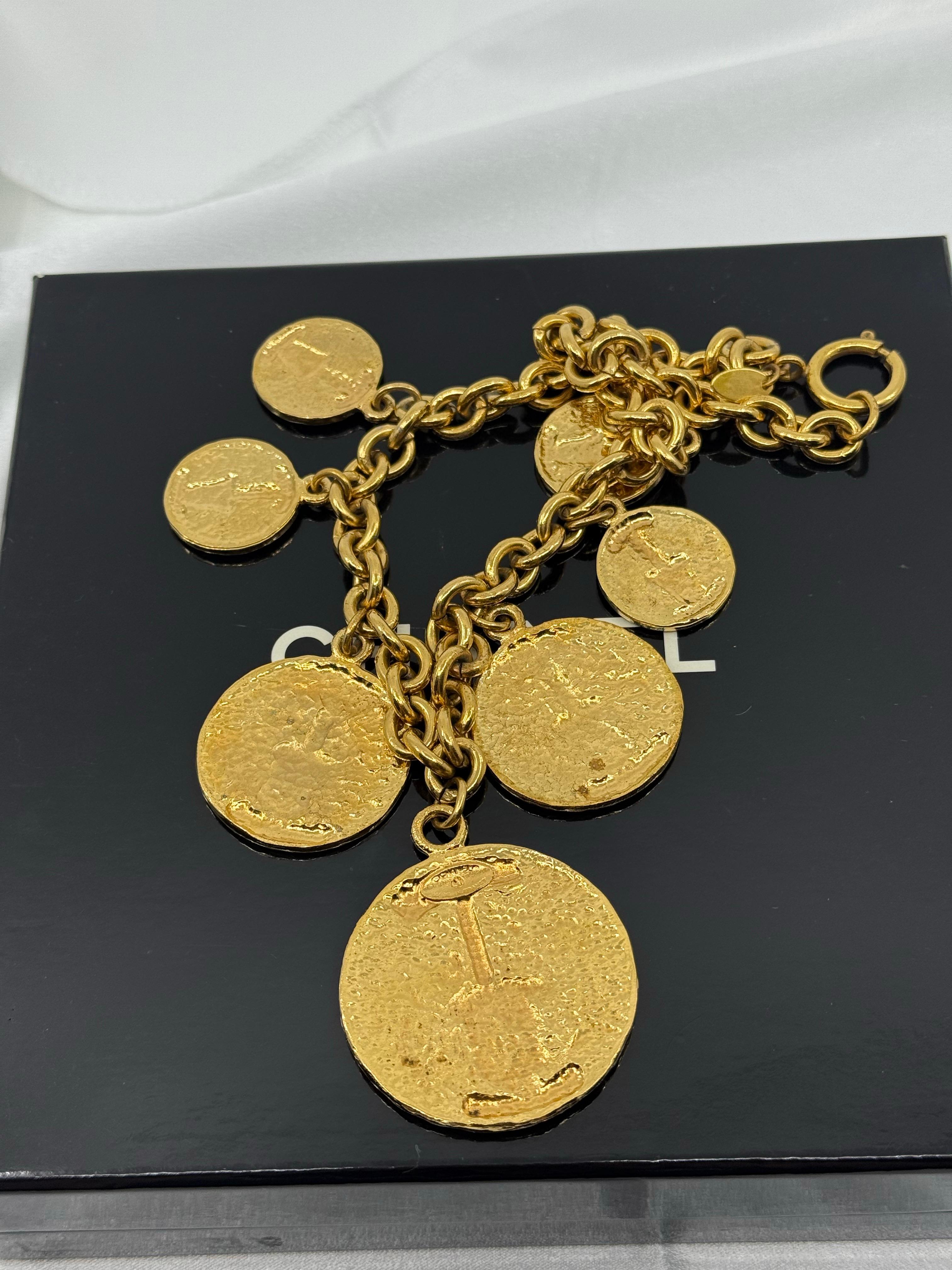 Femenino o masculino Chanel Gold Medallion Coat of Arms Crest Lion Necklace en venta