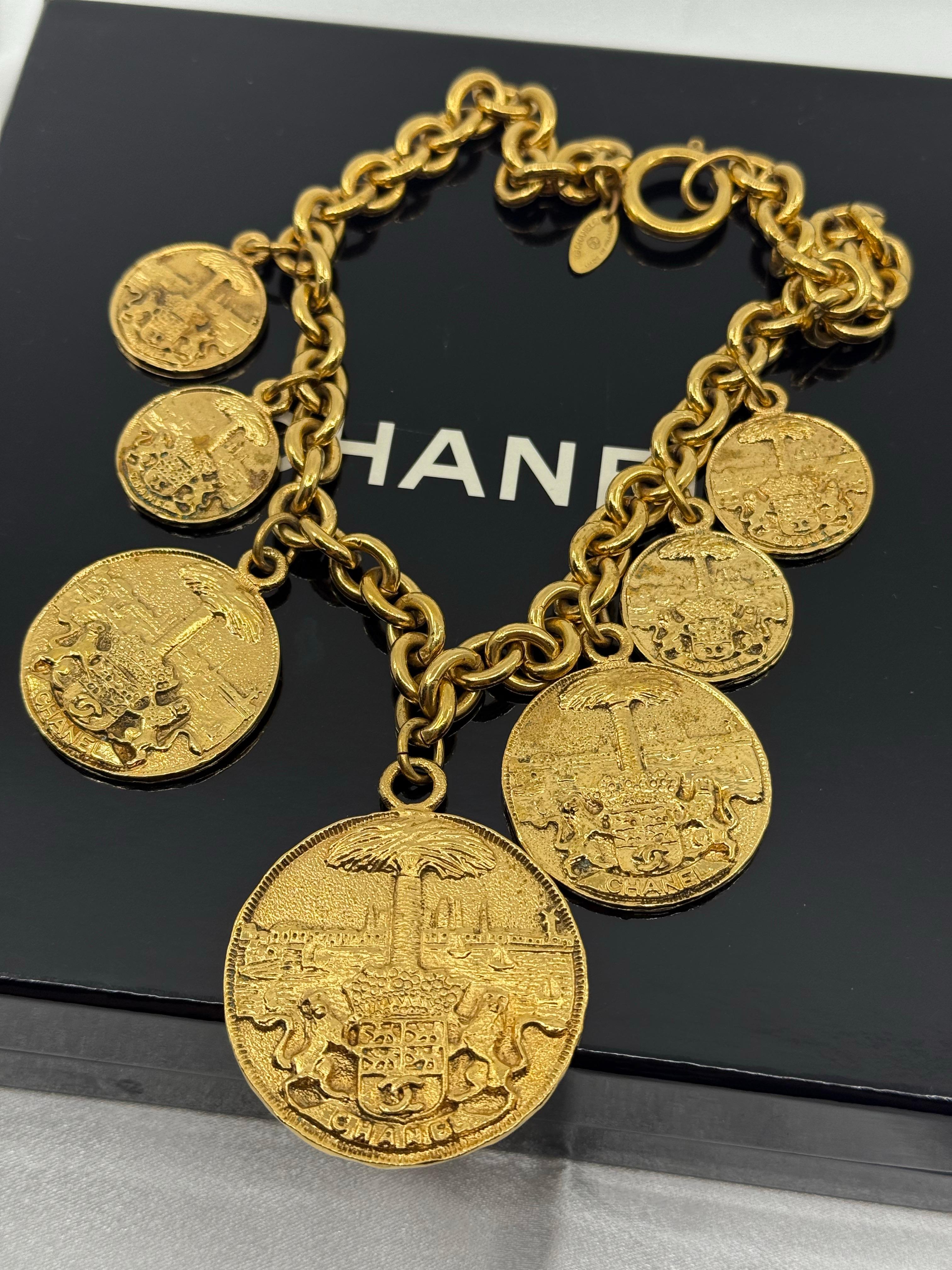 Chanel Gold Medallion Coat of Arms Crest Lion Necklace en venta 1