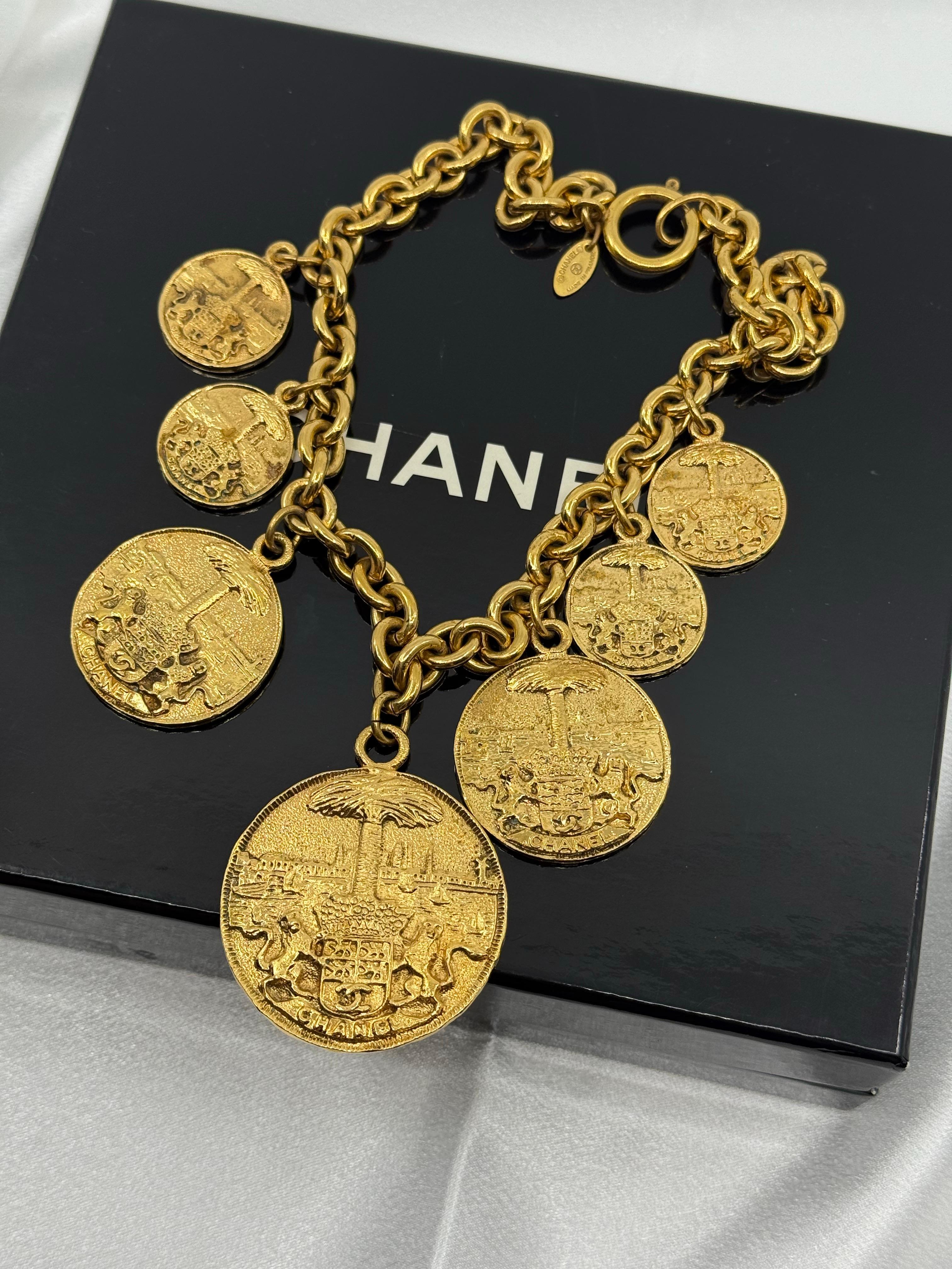 Chanel Gold Medallion Coat of Arms Crest Lion Necklace en venta 2