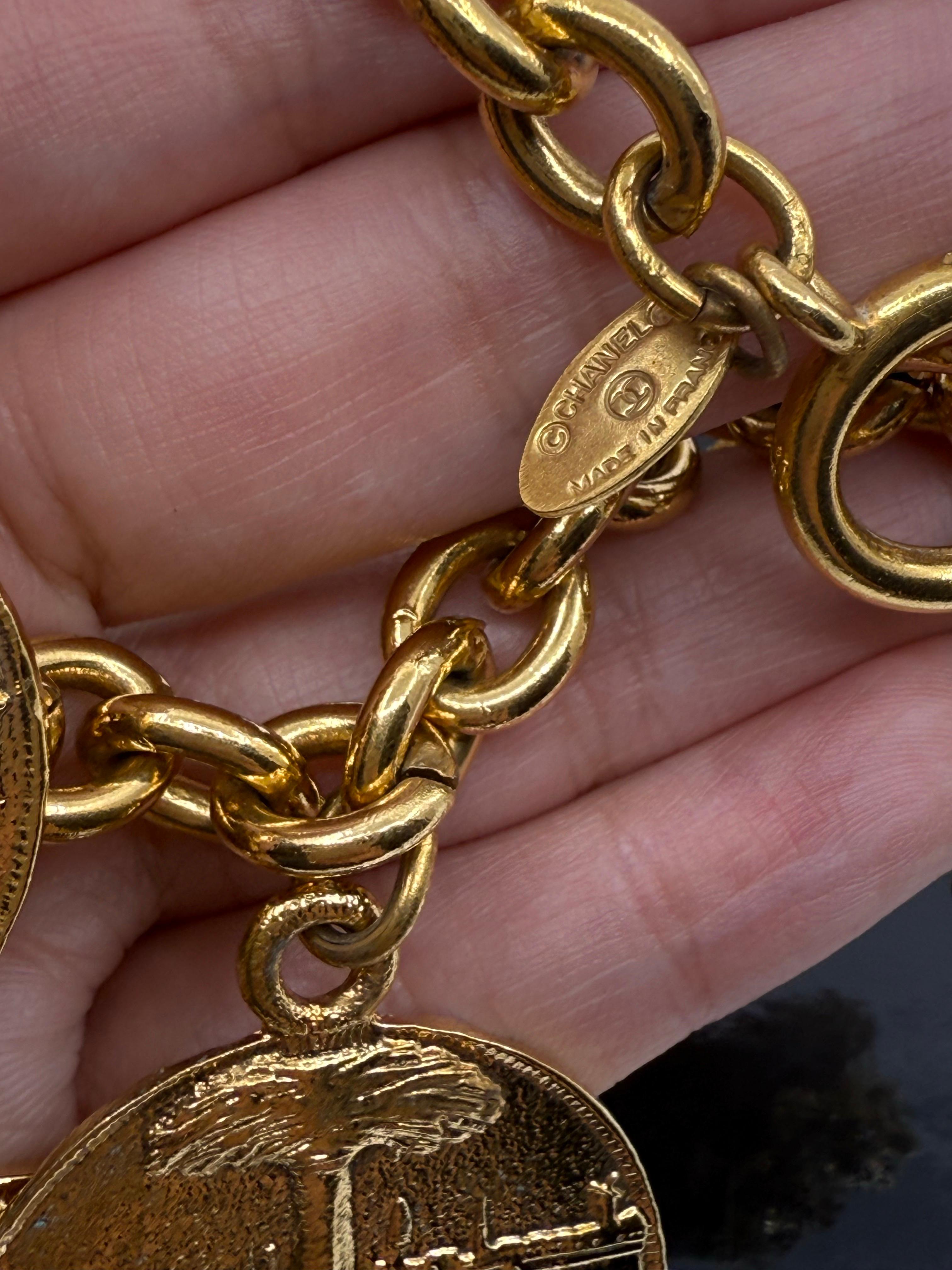 Chanel Gold Medallion Coat of Arms Crest Lion Necklace en venta 3