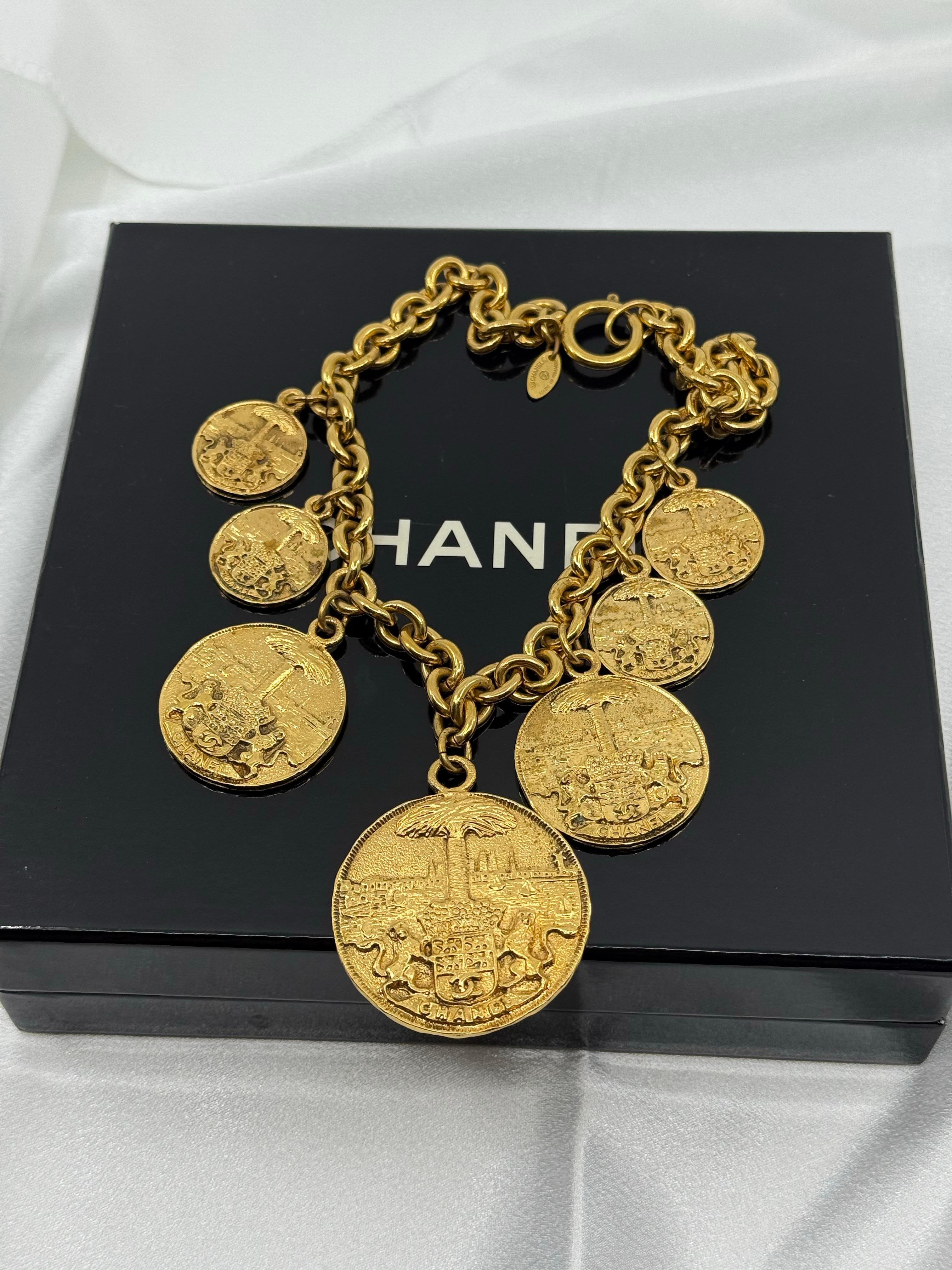 Chanel Gold Medallion Coat of Arms Crest Lion Necklace en venta 4