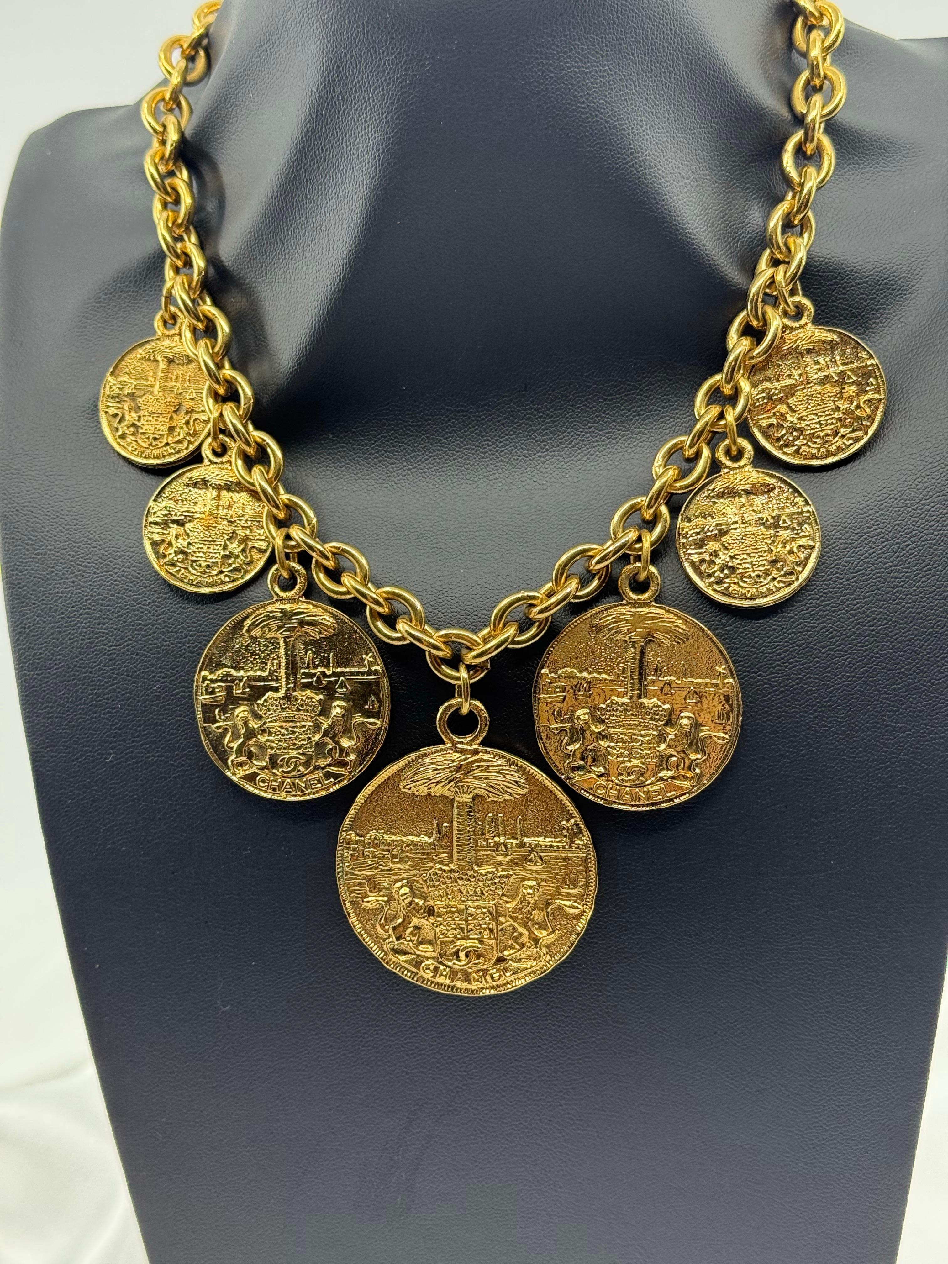 Chanel Gold Medallion Coat of Arms Crest Lion Necklace en venta 5