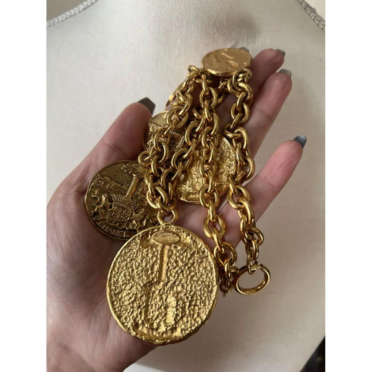Collana Chanel con medaglione d'oro e stemma di leone, circa anni '80 In condizioni buone in vendita a Bellevue, WA