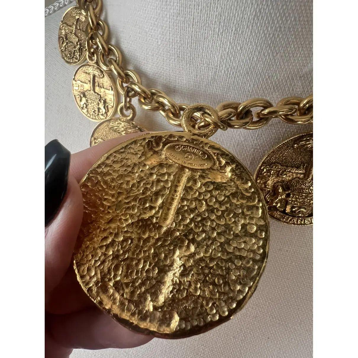 Collana Chanel con medaglione d'oro e stemma di leone, circa anni '80 in vendita 1