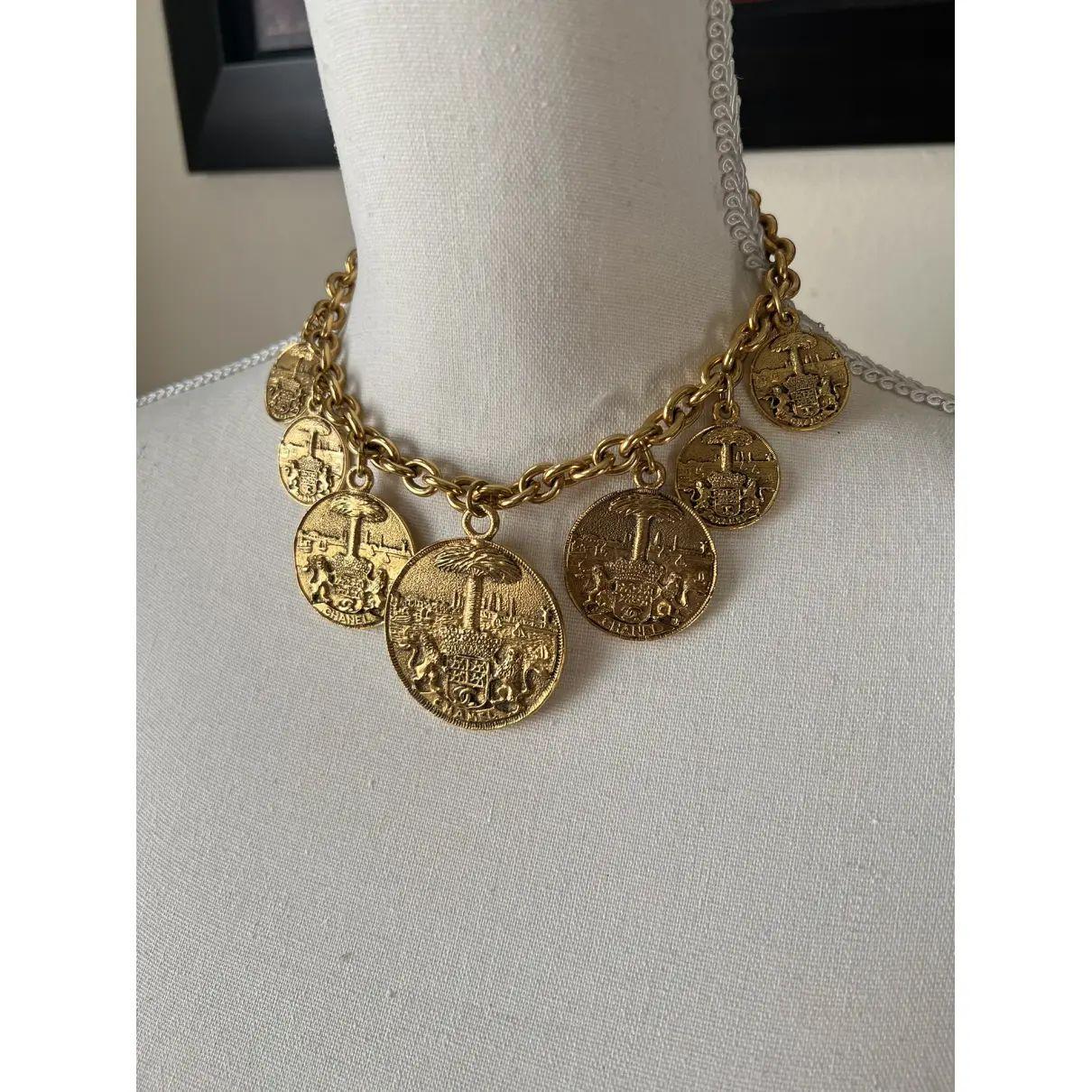 Collana Chanel con medaglione d'oro e stemma di leone, circa anni '80 in vendita 3