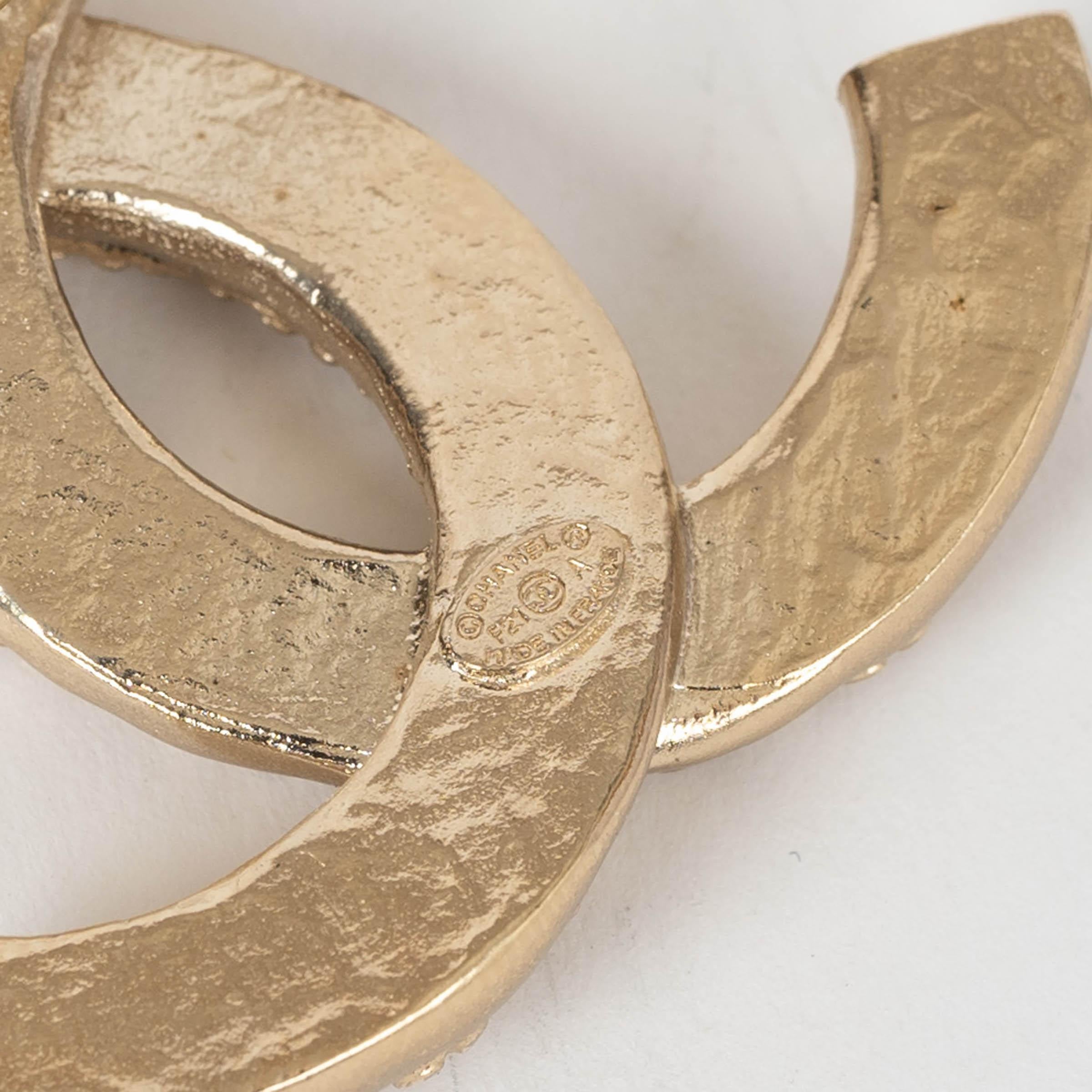 Women's CHANEL gold metal 21A CHATEAU DES DAMES LOGO TEXTURED CC Brooch For Sale