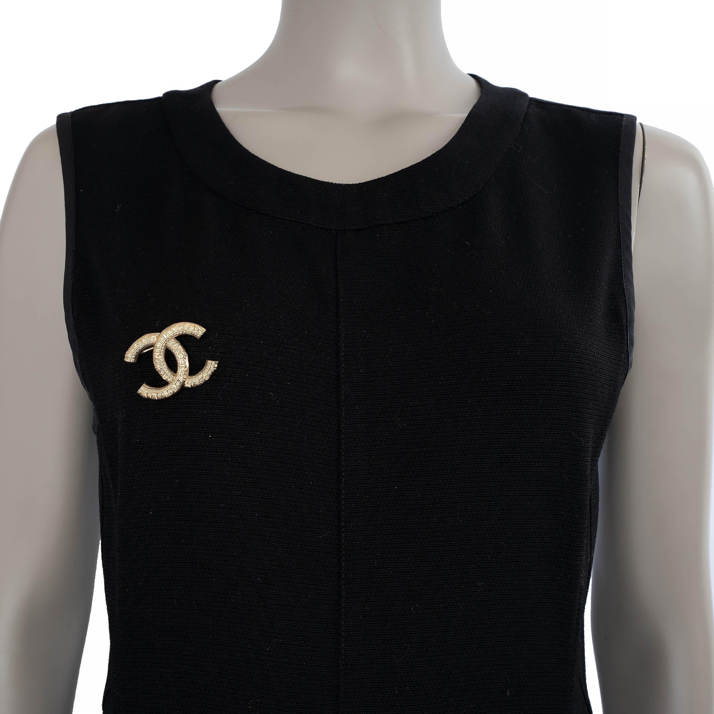 CHANEL gold metal 21A CHATEAU DES DAMES LOGO TEXTURED CC Brooch For Sale 1