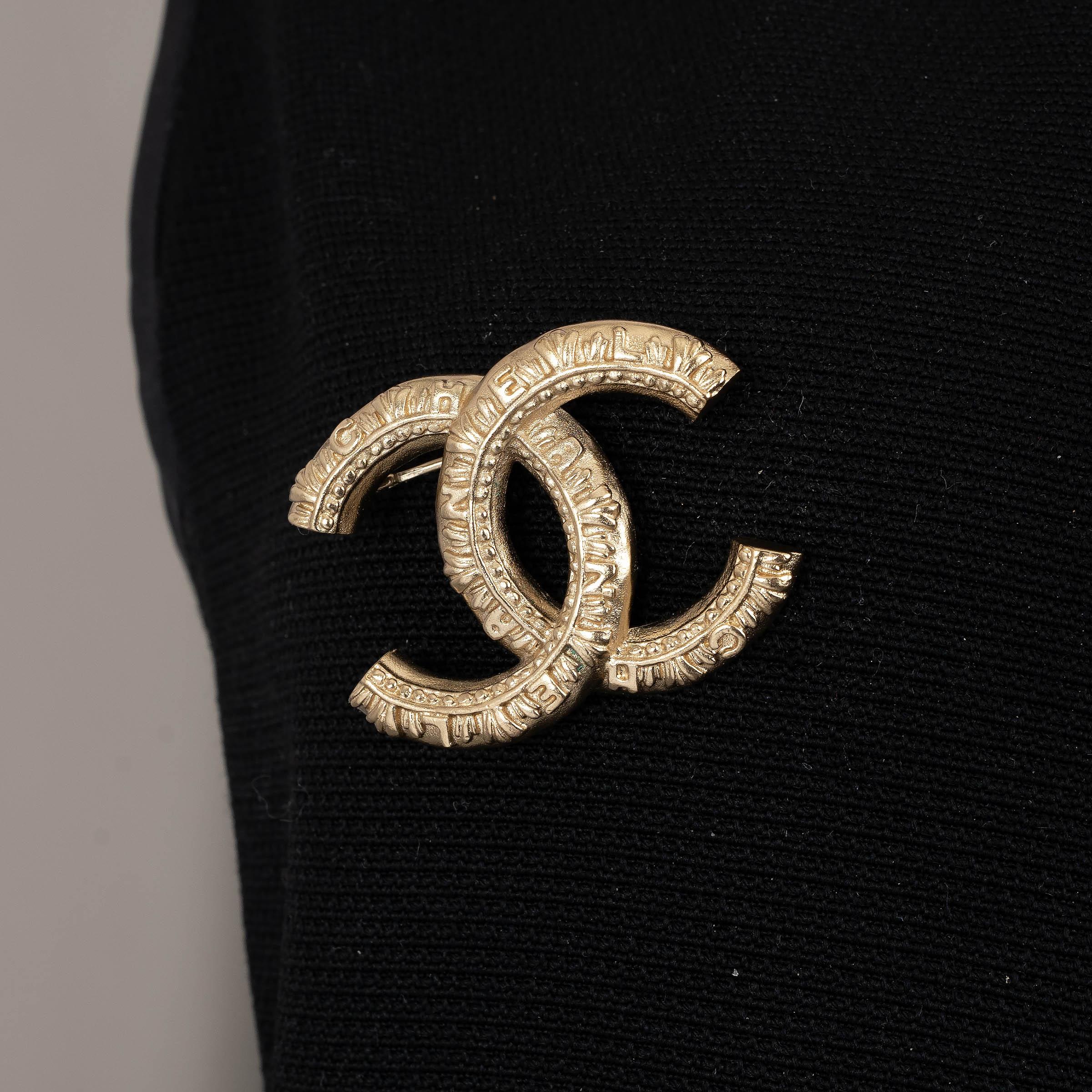 CHANEL gold metal 21A CHATEAU DES DAMES LOGO TEXTURED CC Brooch For Sale 2