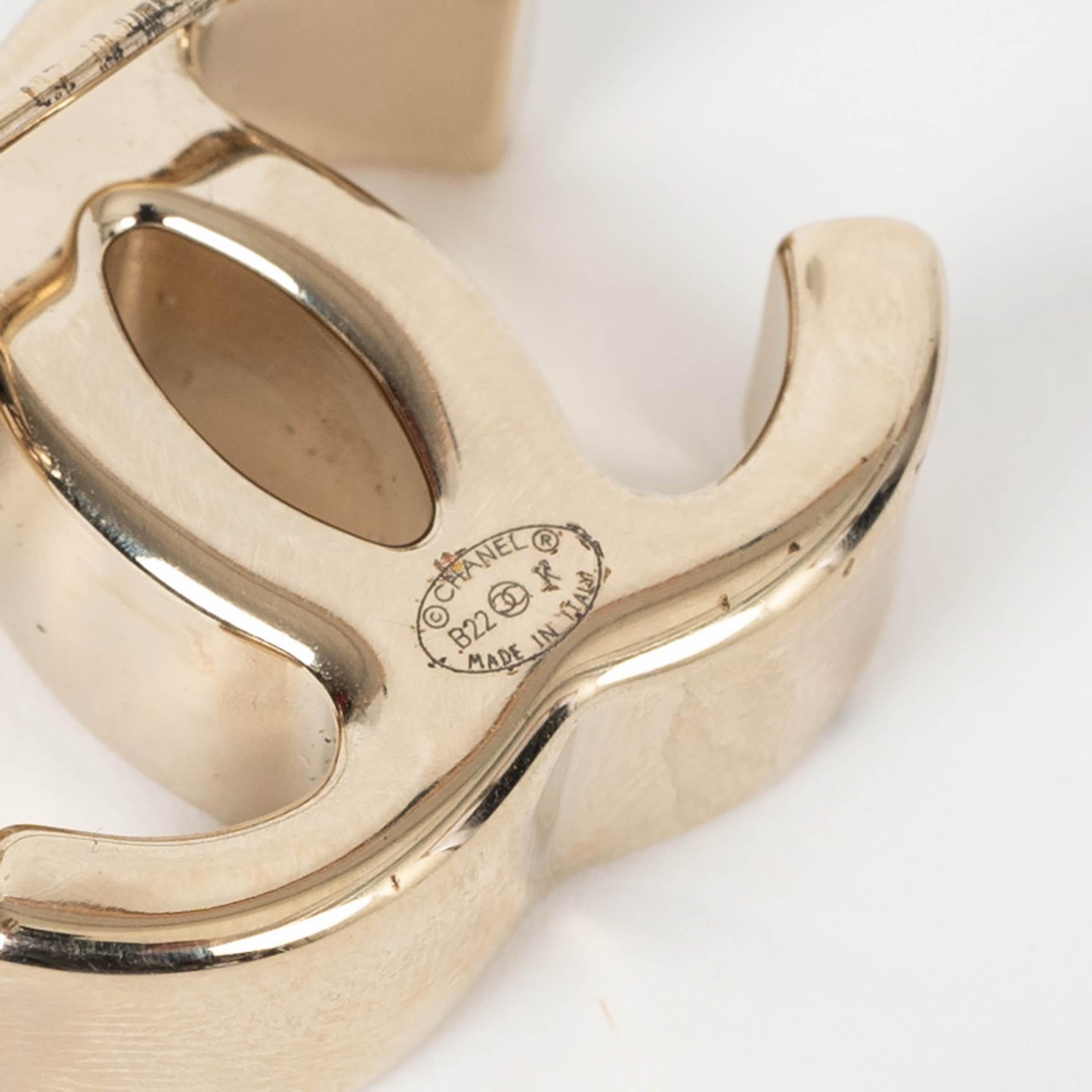 Women's CHANEL gold metal 22K CC Brooch For Sale