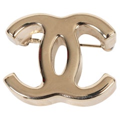 CHANEL gold metal 22K CC Brooch