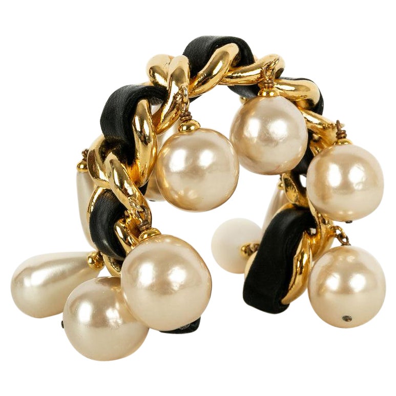 Chanel Pulsera de metal dorado y cuero negro, años 90