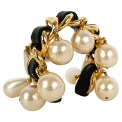 Bracciale Chanel in metallo dorato e pelle nera, anni '90