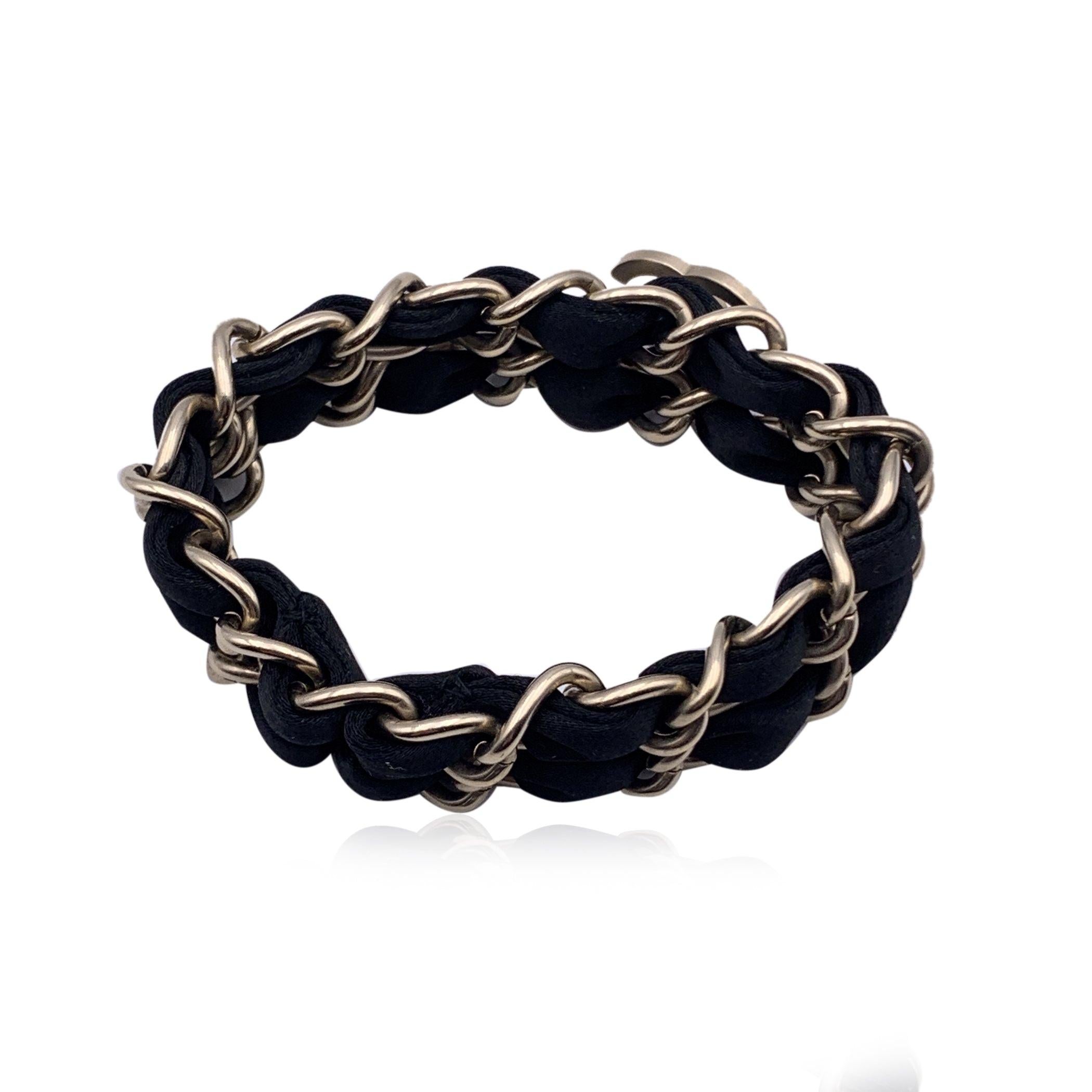 Chanel Gold Metall und schwarzes Band mit doppelter Kette CC Logo-Armband mit schwarzem Band im Zustand „Hervorragend“ in Rome, Rome