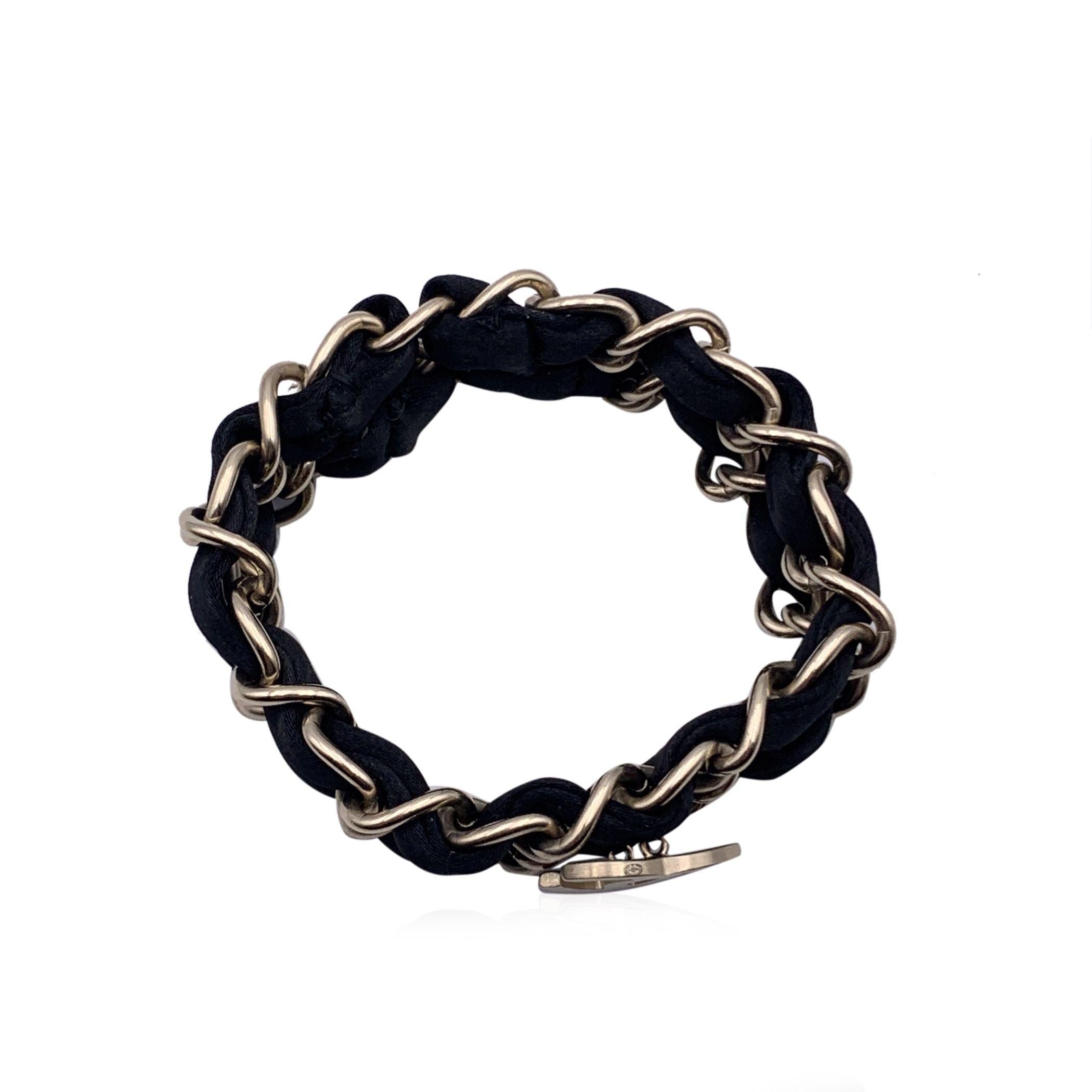 Chanel Gold Metall und schwarzes Band mit doppelter Kette CC Logo-Armband mit schwarzem Band Damen