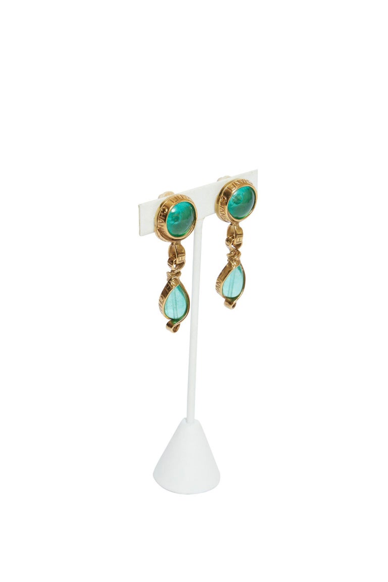 Chanel Gold Metall und grüne Gripoix Clip auf Tropfen Ohrringe im Angebot  bei 1stDibs