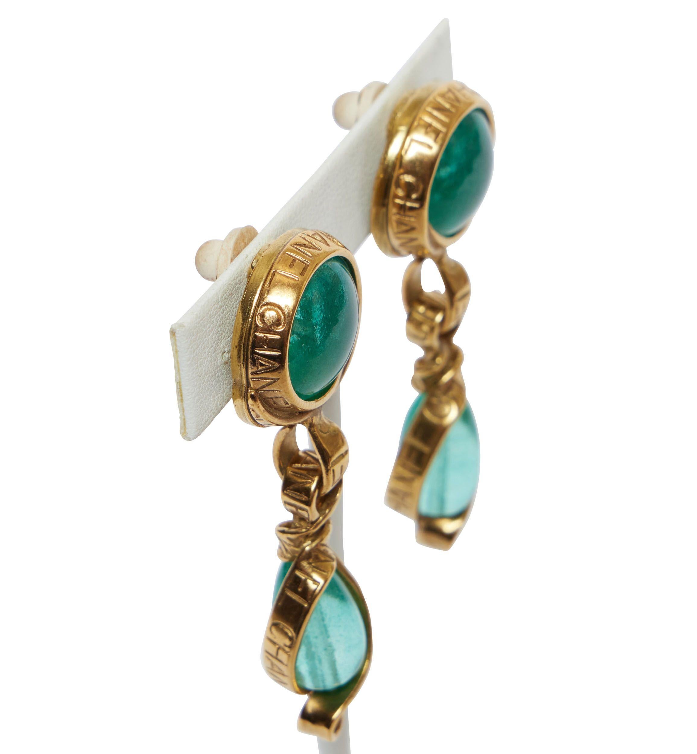 Chanel Gold Metal And Green Gripoix Clip On Drop Earrings In Excellent Condition For Sale In West Hollywood, CA