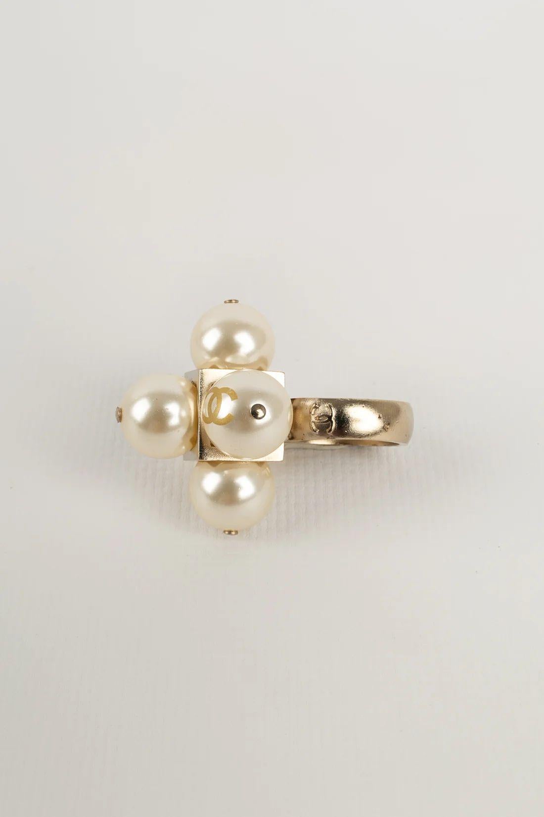 Chanel - (Made in France) Gold metal and pearl ring. Collection 2014.

Additional information:
Dimensions: Size 53

Condition: Very good condition

Seller Ref number: BGB12