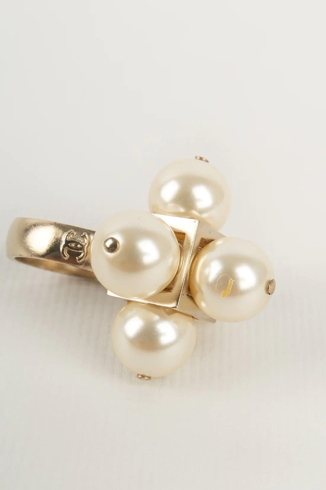 Chanel Gold Metal and Pearl Ring, 2014 In Good Condition For Sale In SAINT-OUEN-SUR-SEINE, FR