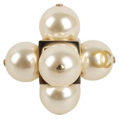 Bague Chanel en métal doré et perles, 2014