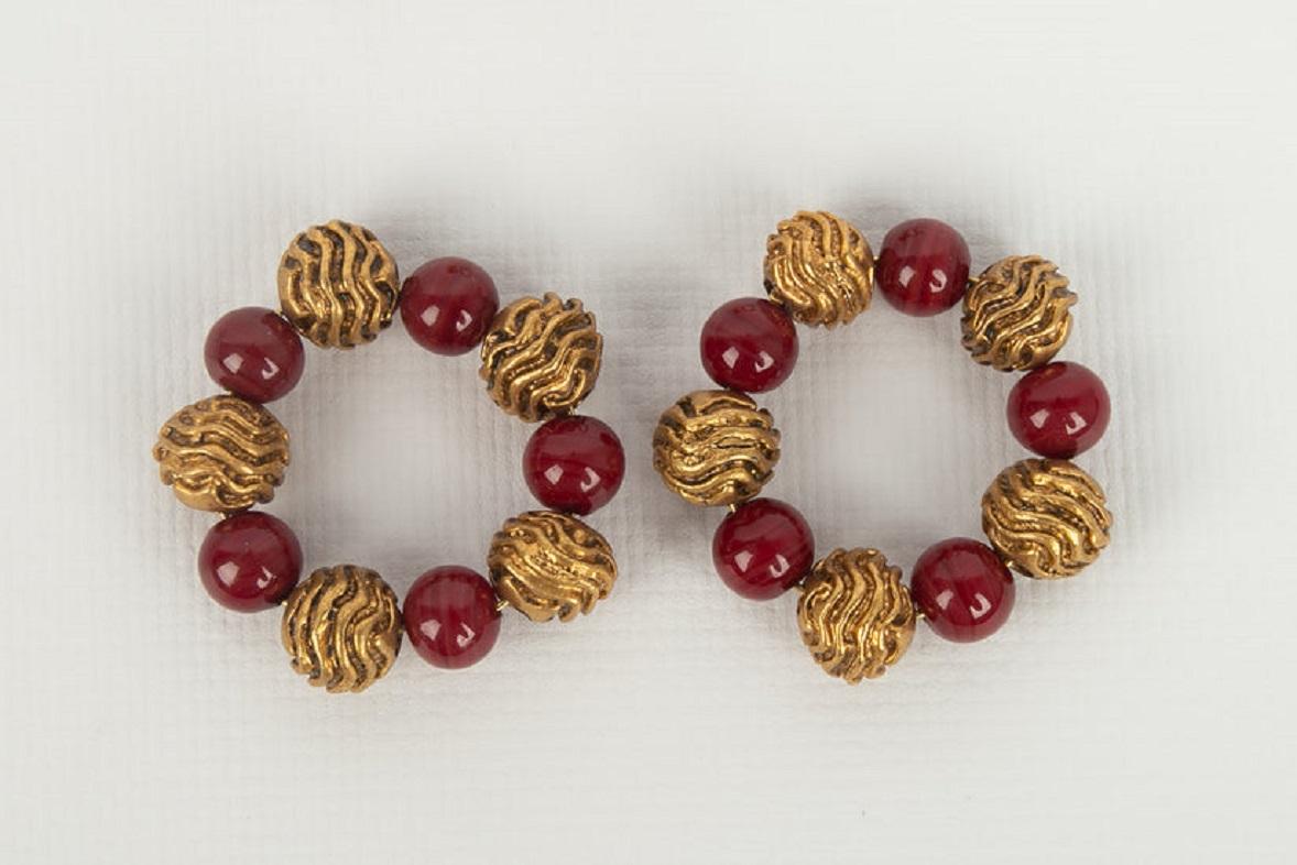 Chanel Ohrringe aus Gold, Metall und roten Glas mit Perlen im Creole-Stil im Zustand „Gut“ im Angebot in SAINT-OUEN-SUR-SEINE, FR