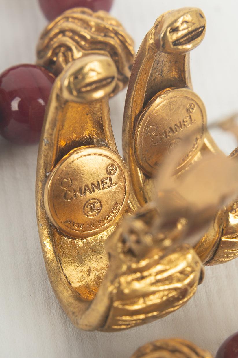 Chanel Ohrringe aus Gold, Metall und roten Glas mit Perlen im Creole-Stil im Angebot 1