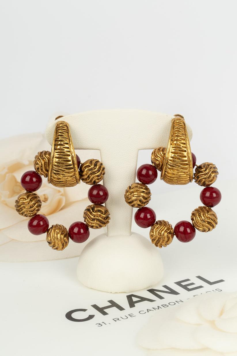 Chanel Ohrringe aus Gold, Metall und roten Glas mit Perlen im Creole-Stil im Angebot 2