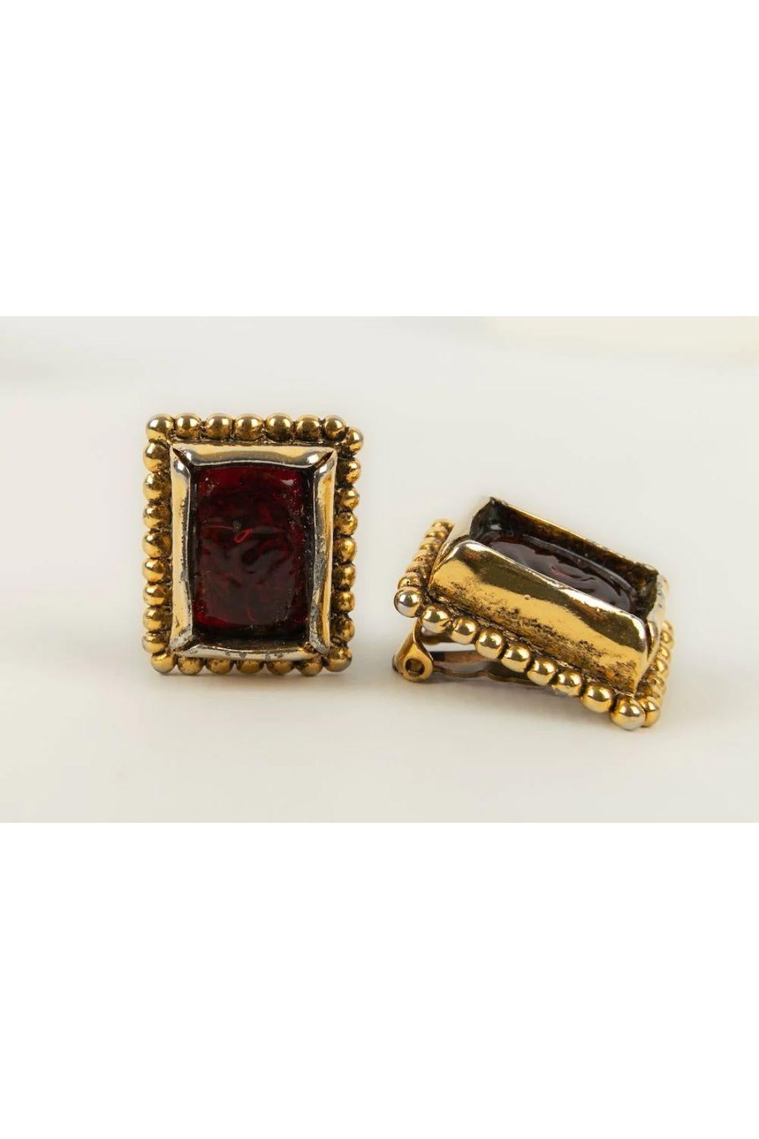 Chanel - Ohrringe aus Goldmetall und roter Glaspaste aus den 1980er Jahren.
Woloch worshop. 

Zusätzliche Informationen:
Abmessungen: 2,5 H cm

Bedingung: 
Guter Zustand

Verkäufer Ref Nummer: BOB96