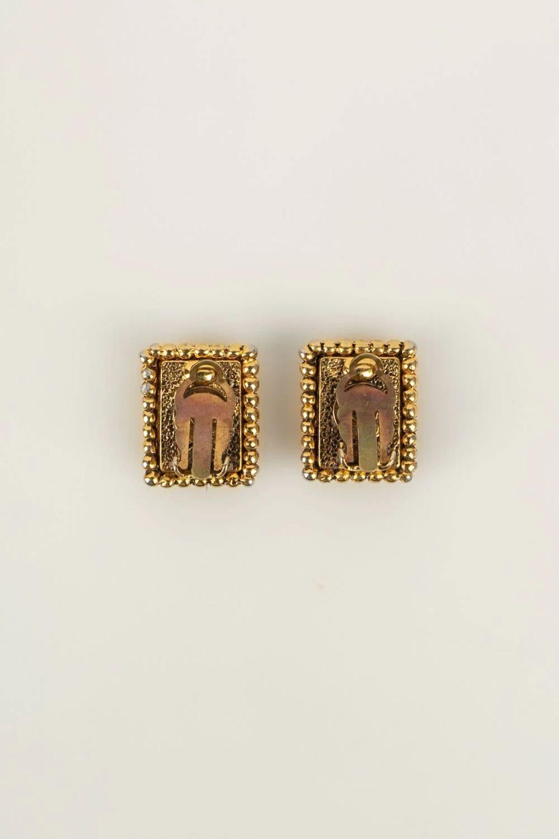 Gold Metall- und rote Glas-Ohrringe von Chanel im Zustand „Gut“ im Angebot in SAINT-OUEN-SUR-SEINE, FR