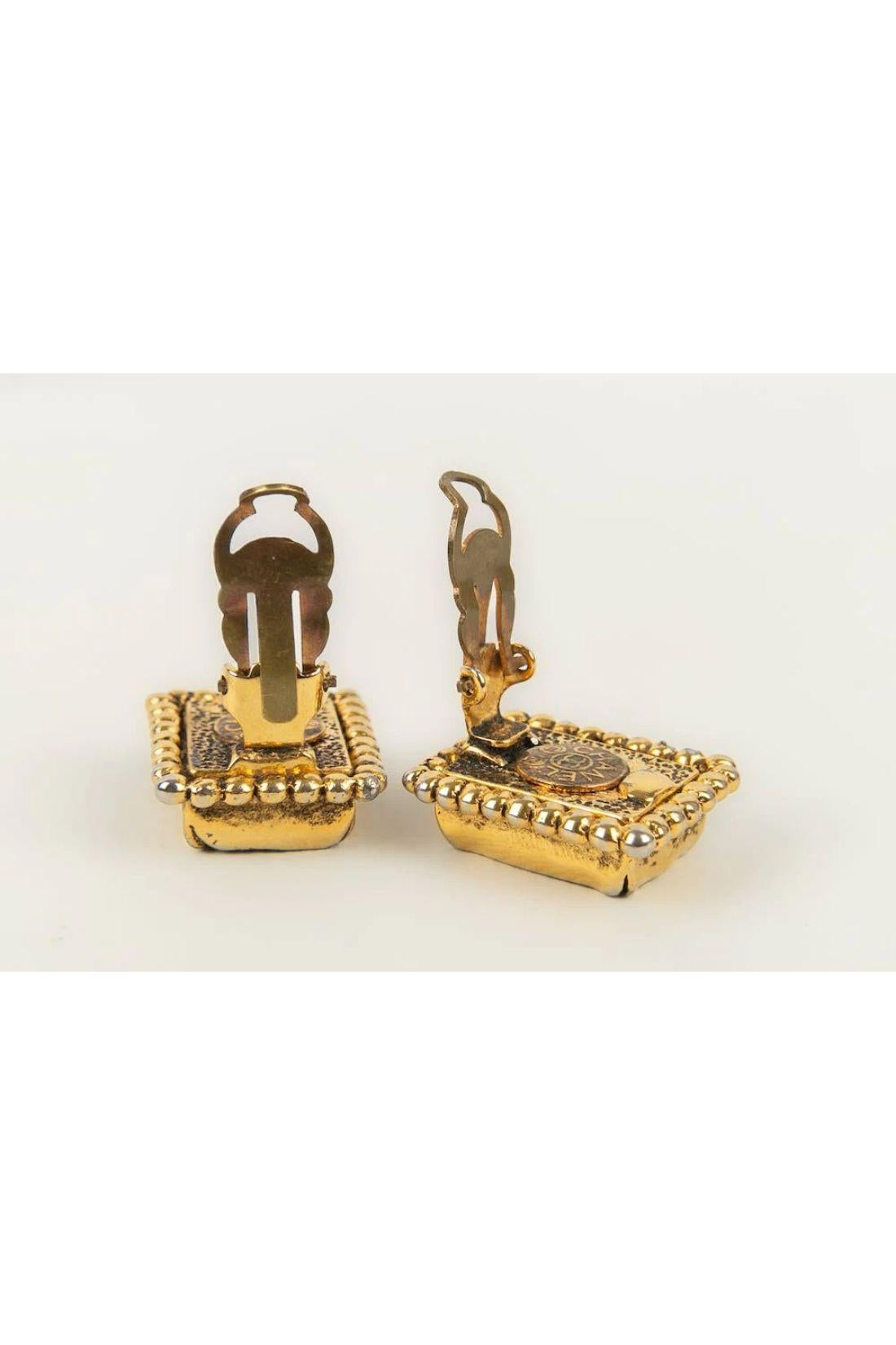 Gold Metall- und rote Glas-Ohrringe von Chanel Damen im Angebot