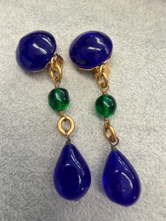 Chanel Pendientes de gota de metal dorado, azul y verde Gripoix de la Colección 23