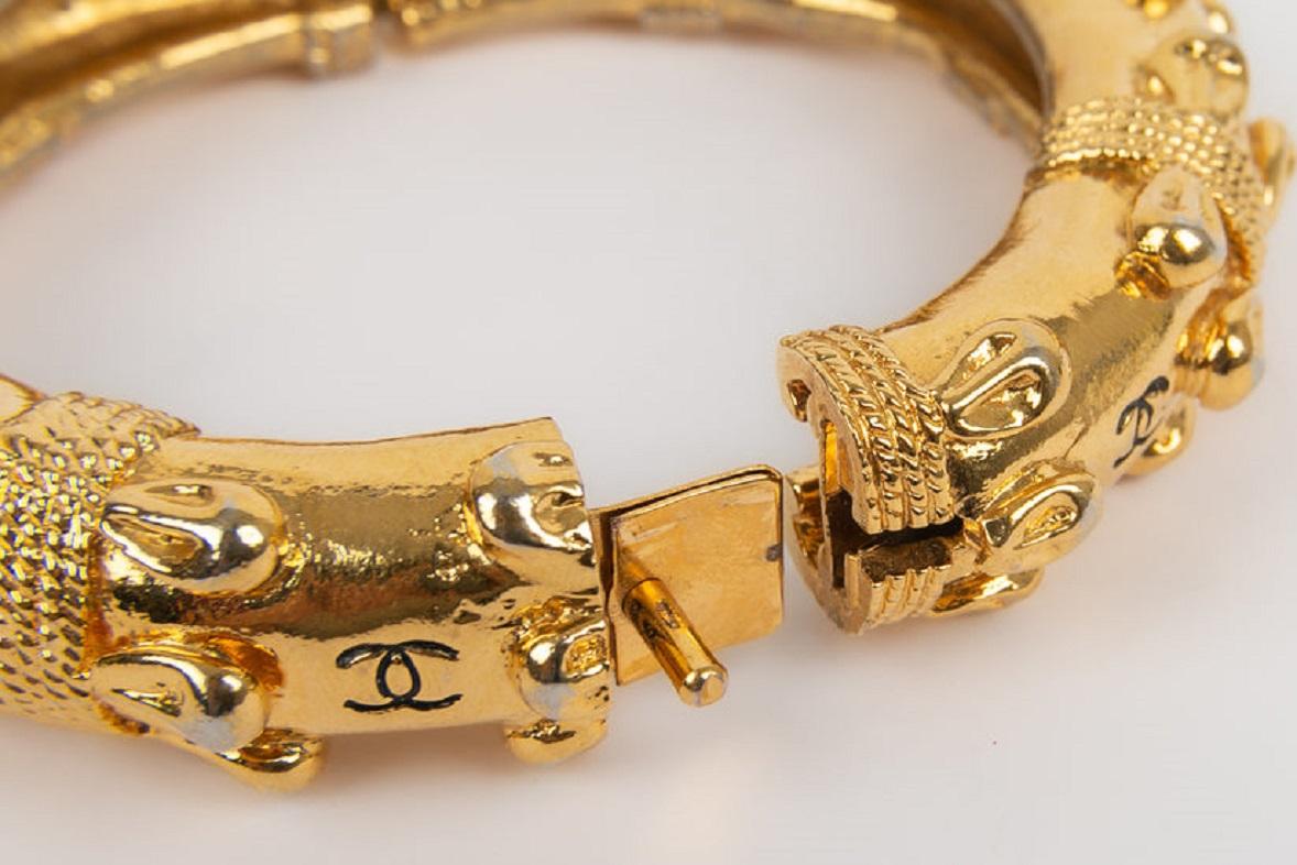 Chanel - Gold metal bracelet. To note, the gold metal is in some places patinated.

Additional information:

Dimensions: Circumference: 18 cm
Width: 1.5 cm


Condition: Very good condition

Seller Ref number: BRAB105