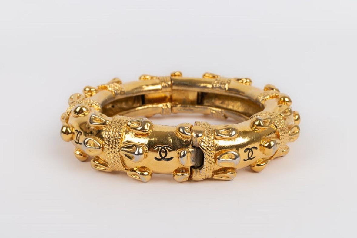 Chanel Gold Metal Bracelet In Good Condition In SAINT-OUEN-SUR-SEINE, FR