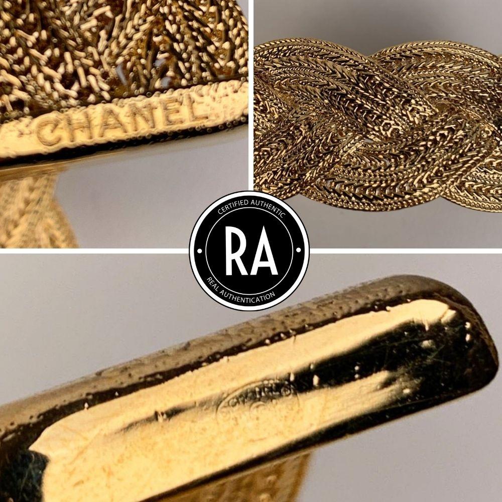 This bracelet was authenticated by REAL AUTHENTICATION

Lovely bangle bracelet by CHANEL. Gold metal bangle. Braided intertwined gold tone chains.The bracelet is open so its quite adjustable. Measurements: Max Width (max diameter): 2.5 inches - 6,4