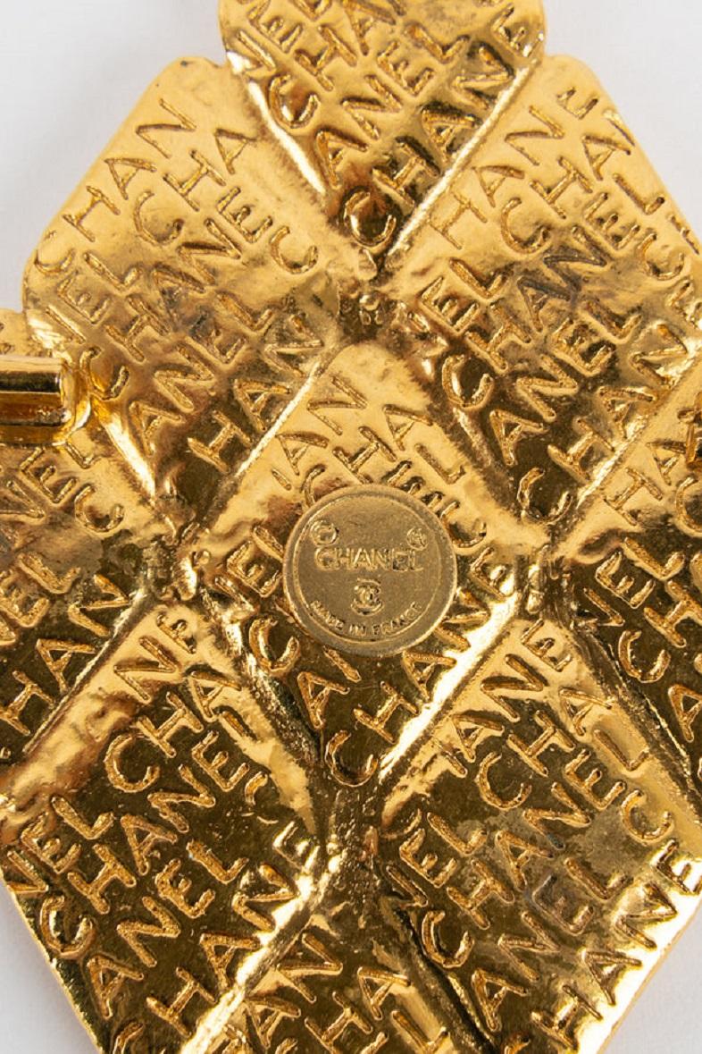Chanel Gold Metal Brooch In Excellent Condition For Sale In SAINT-OUEN-SUR-SEINE, FR