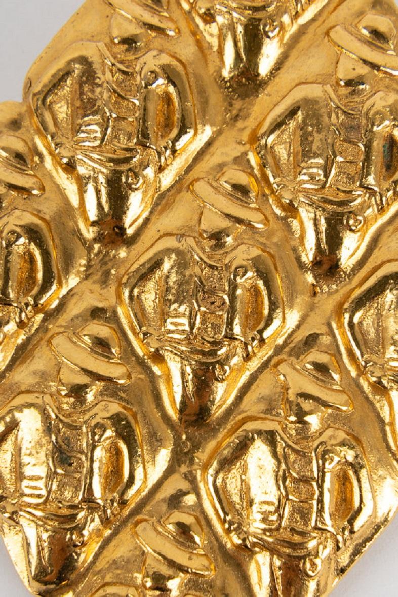 Women's or Men's Chanel Gold Metal Brooch For Sale