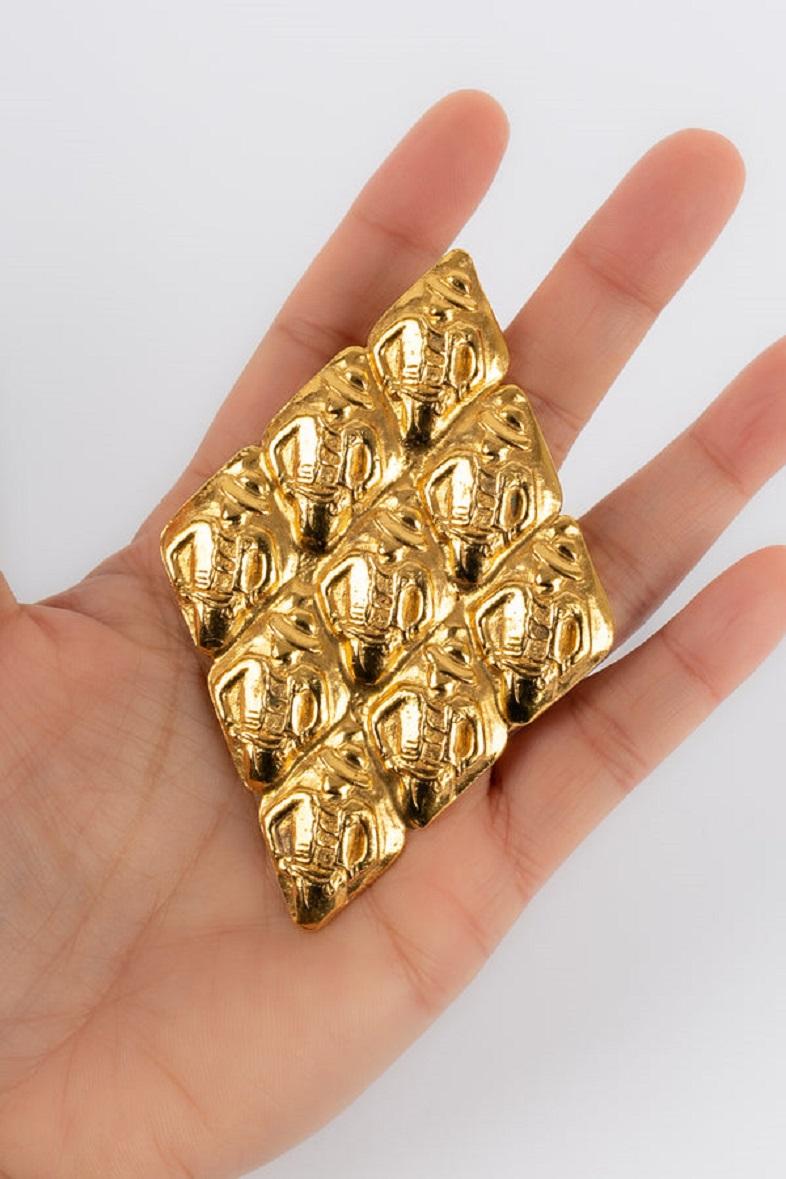 Chanel Gold Metall Brosche im Angebot 1
