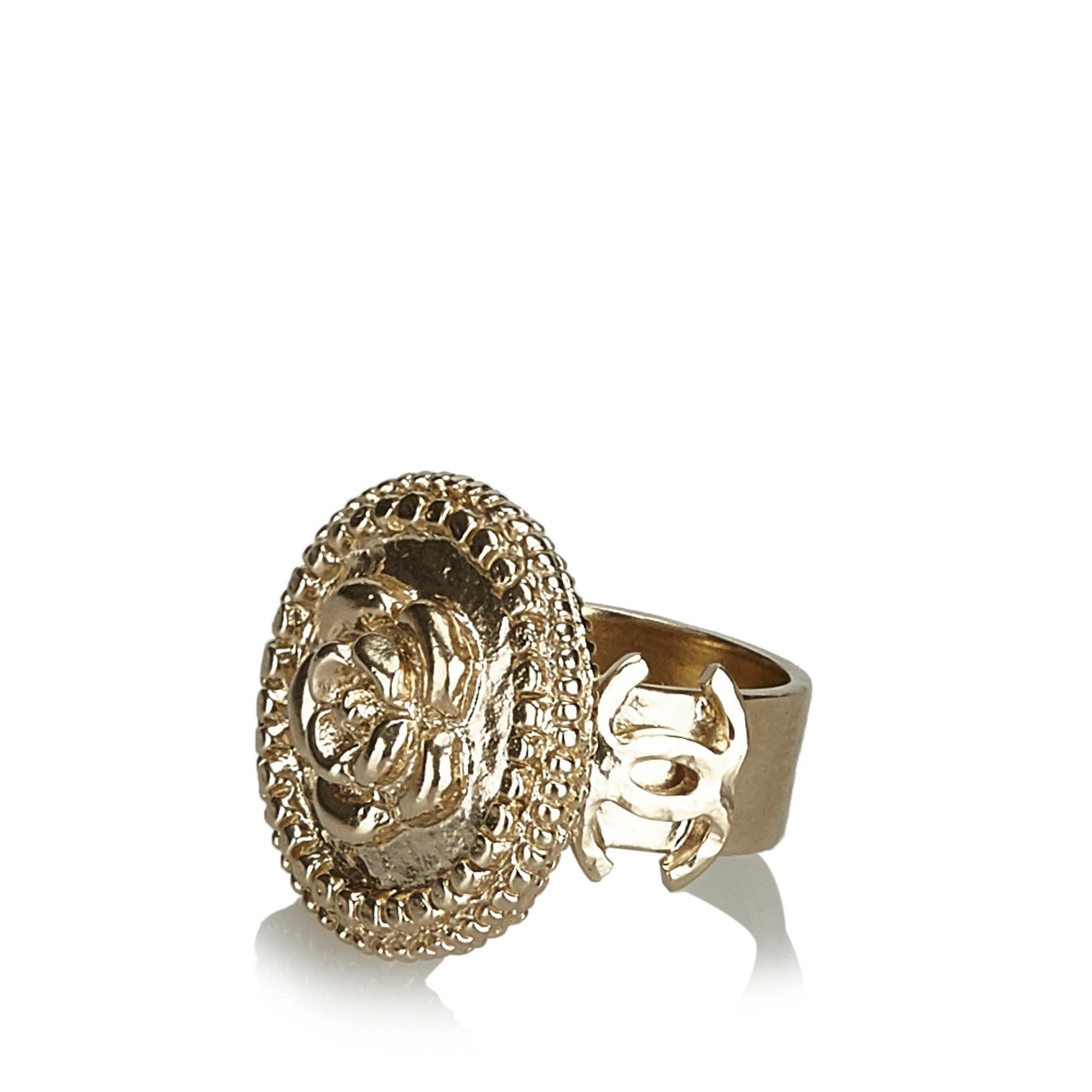 This ring features a gold-tone flower and interlocking Cs, and a gold-tone body. It carries as AB condition rating.

Inclusions: 
Box

Dimensions:
Length: 9.00 cm
Ring Size: 9 cm

Serial Number: B15P
Material: Metal x Others
Country of Origin: