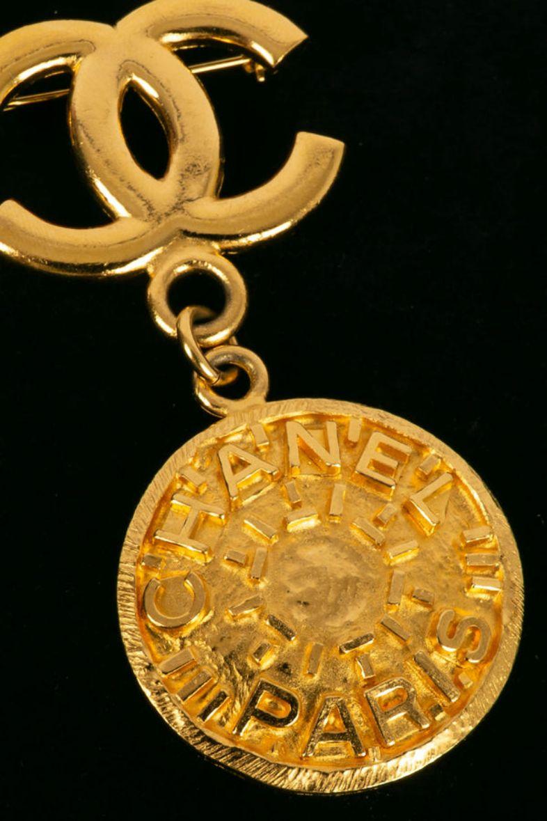 Chanel -(Made in France) Gold Metall cc Logo Brosche und Anhänger Stück. Herbst/Winter 1995.

Zusätzliche Informationen:

Abmessungen: 
Höhe: 8 cm

Bedingung: 
Sehr guter Zustand

Verkäufer Ref Nummer: BRB28