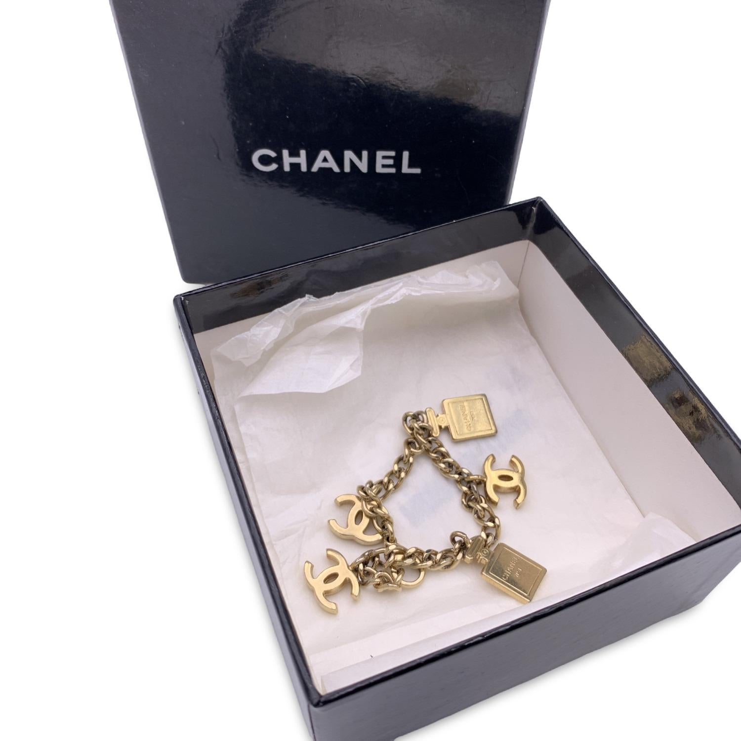 Lovely charms bracelet by CHANEL. Gold metal chain with 3 CC logo shaped pendant and 3 perfum bottles charms. Lobster closure. 'CHANEL 02 CC A - Made in Italy' oval tab at the end of the bracelet. Total length: 7 inches - 17.8 cm

Condition

A -